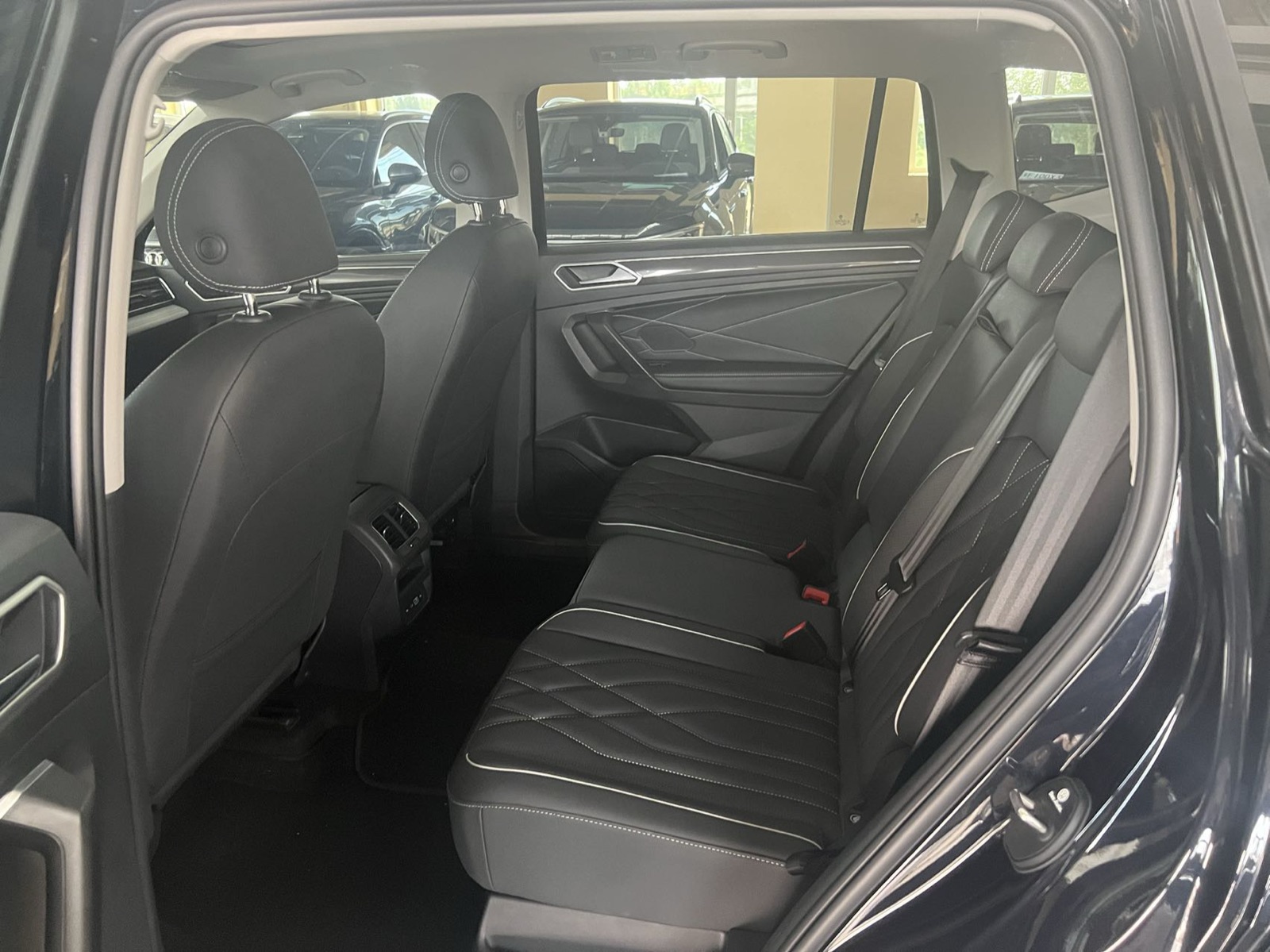 Volkswagen Tiguan L view 11