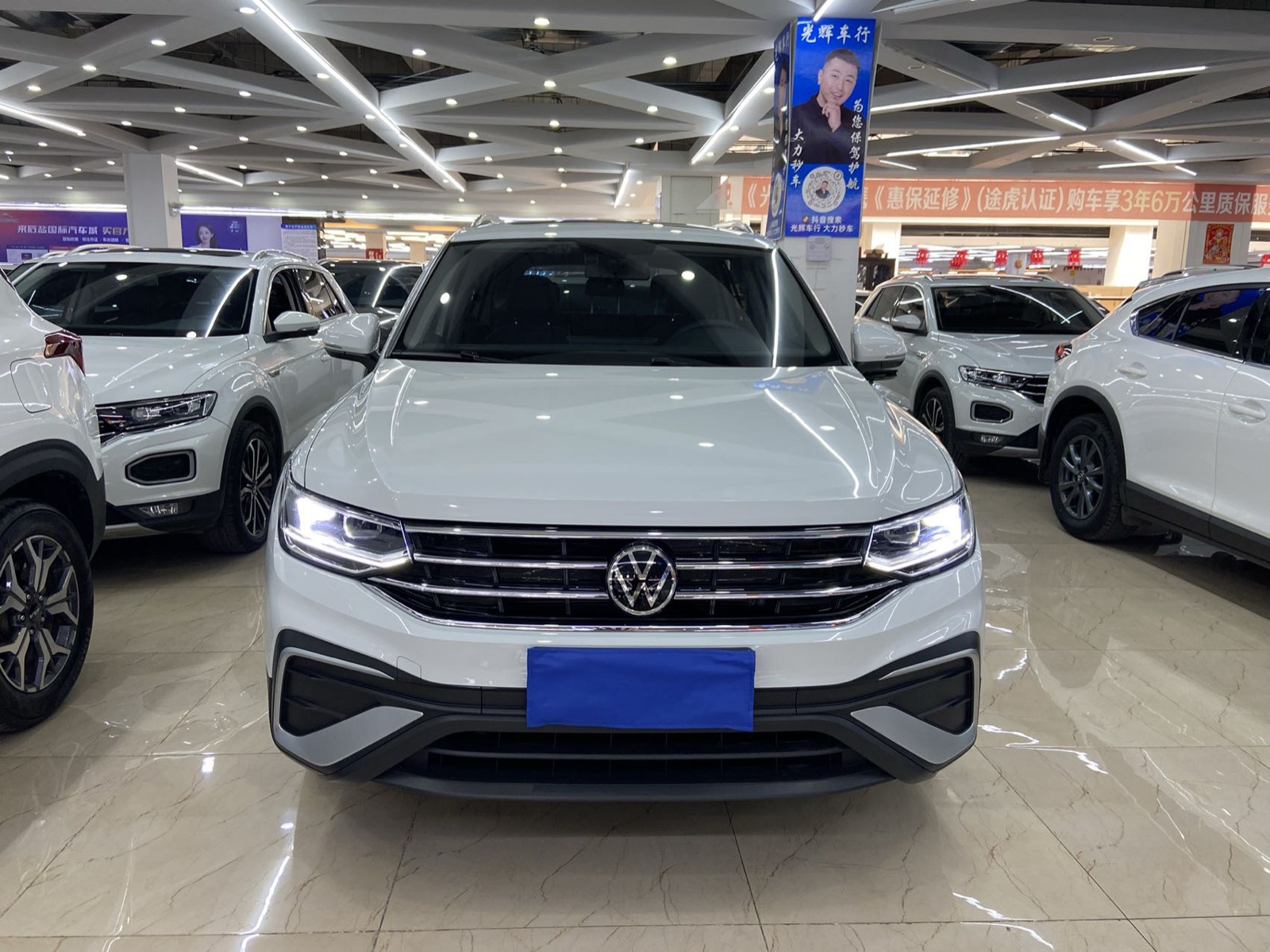 Volkswagen Tiguan L view 2