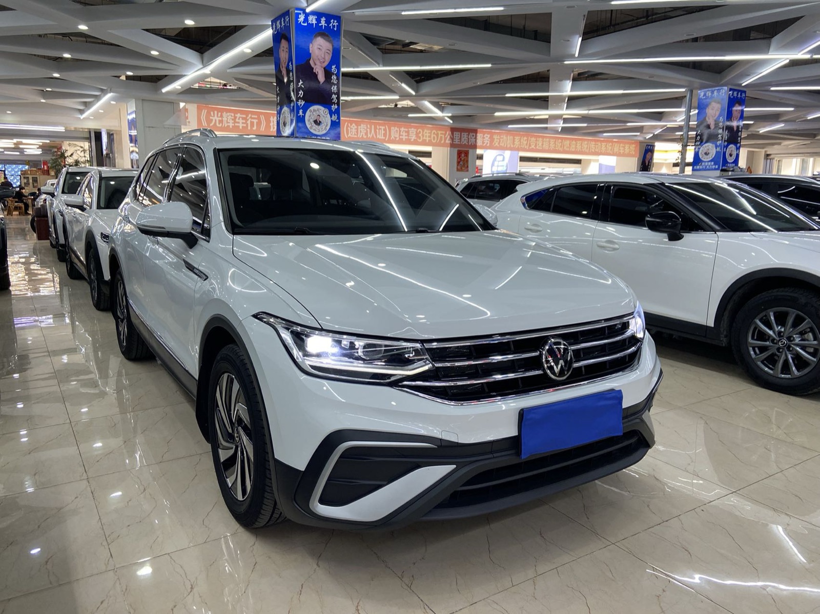 Volkswagen Tiguan L view 3