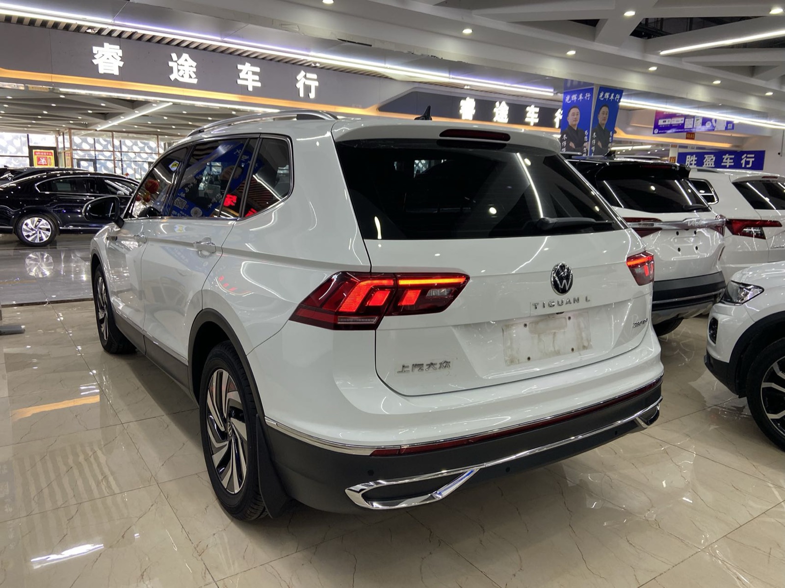Volkswagen Tiguan L view 4