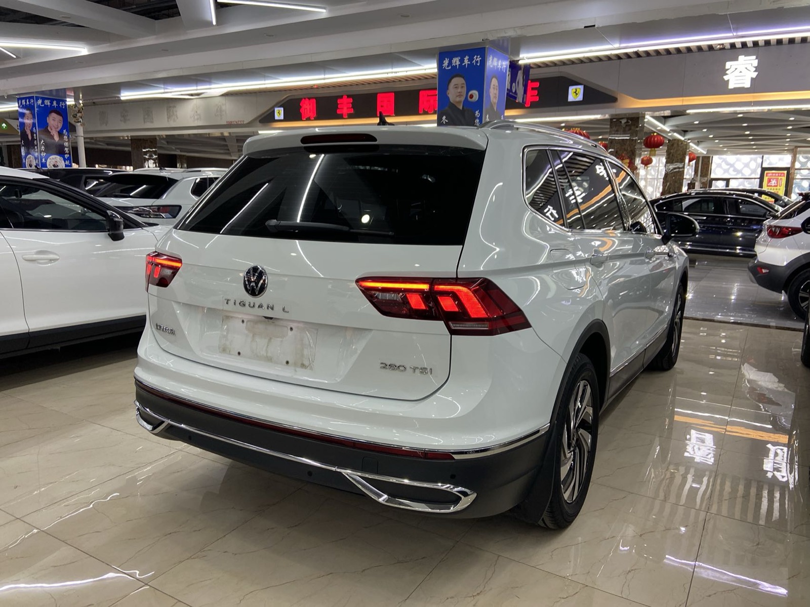 Volkswagen Tiguan L view 6