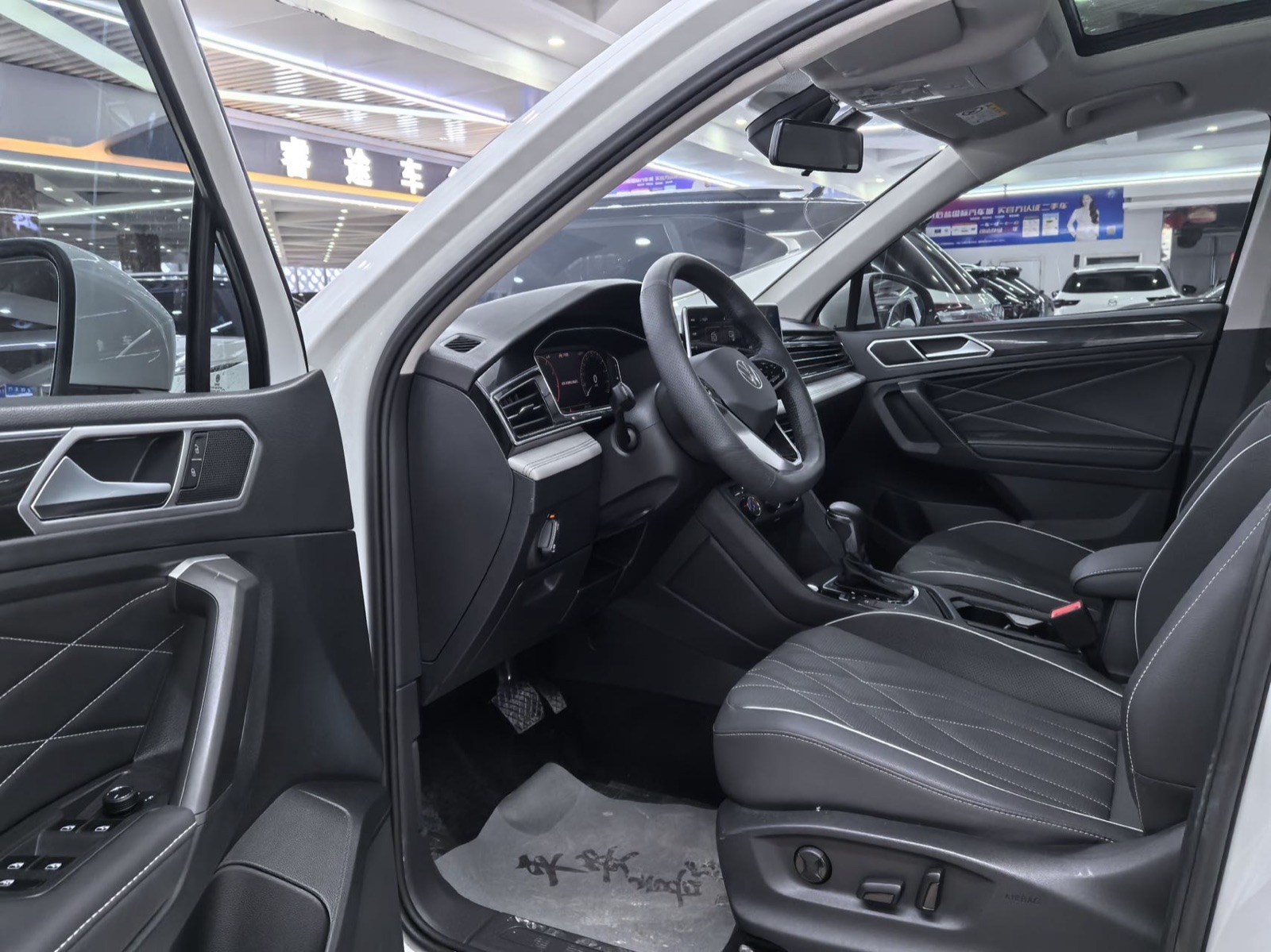 Volkswagen Tiguan L view 7