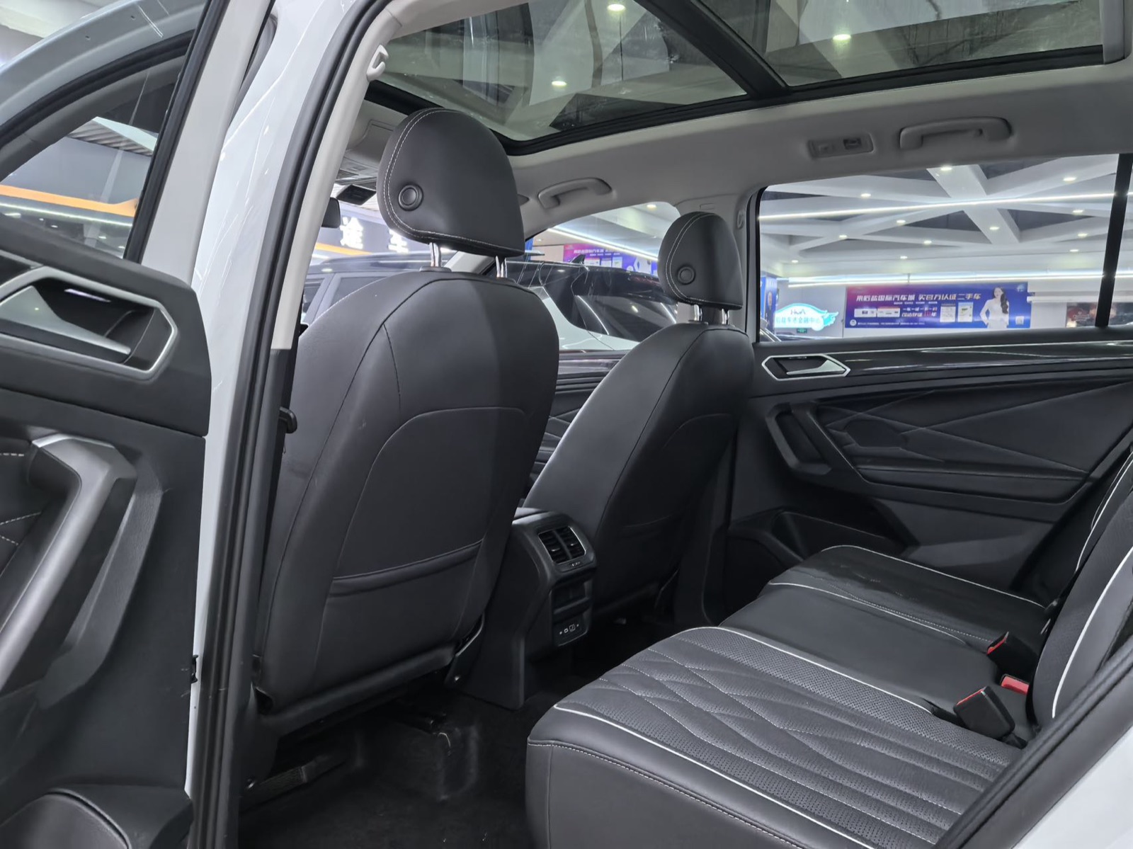 Volkswagen Tiguan L view 8