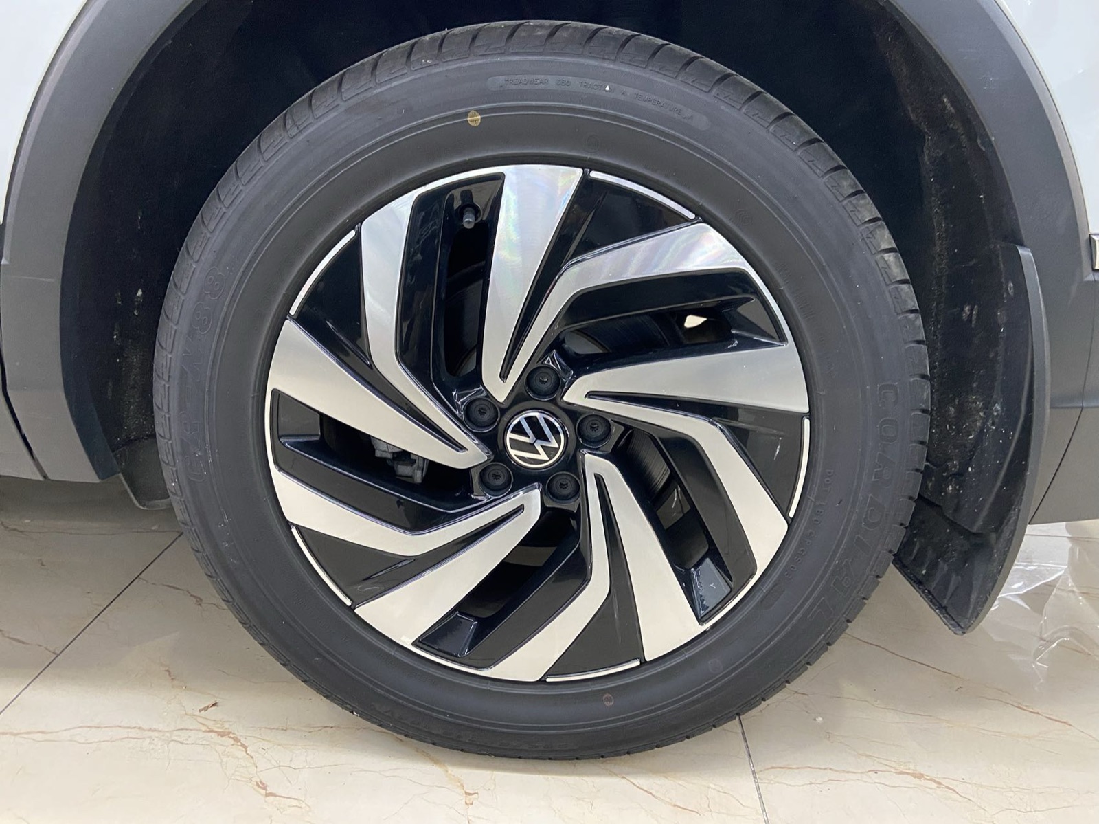 Volkswagen Tiguan L view 10