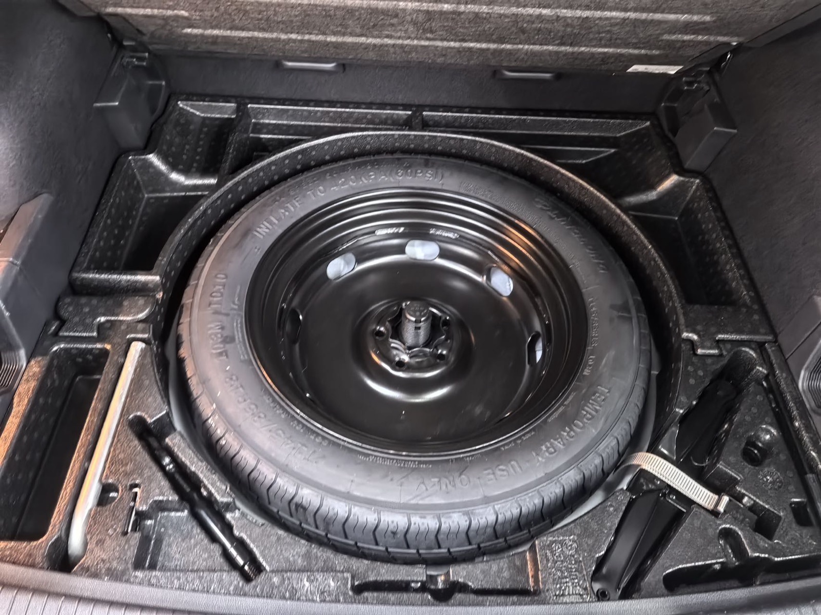 Volkswagen Tiguan L view 12