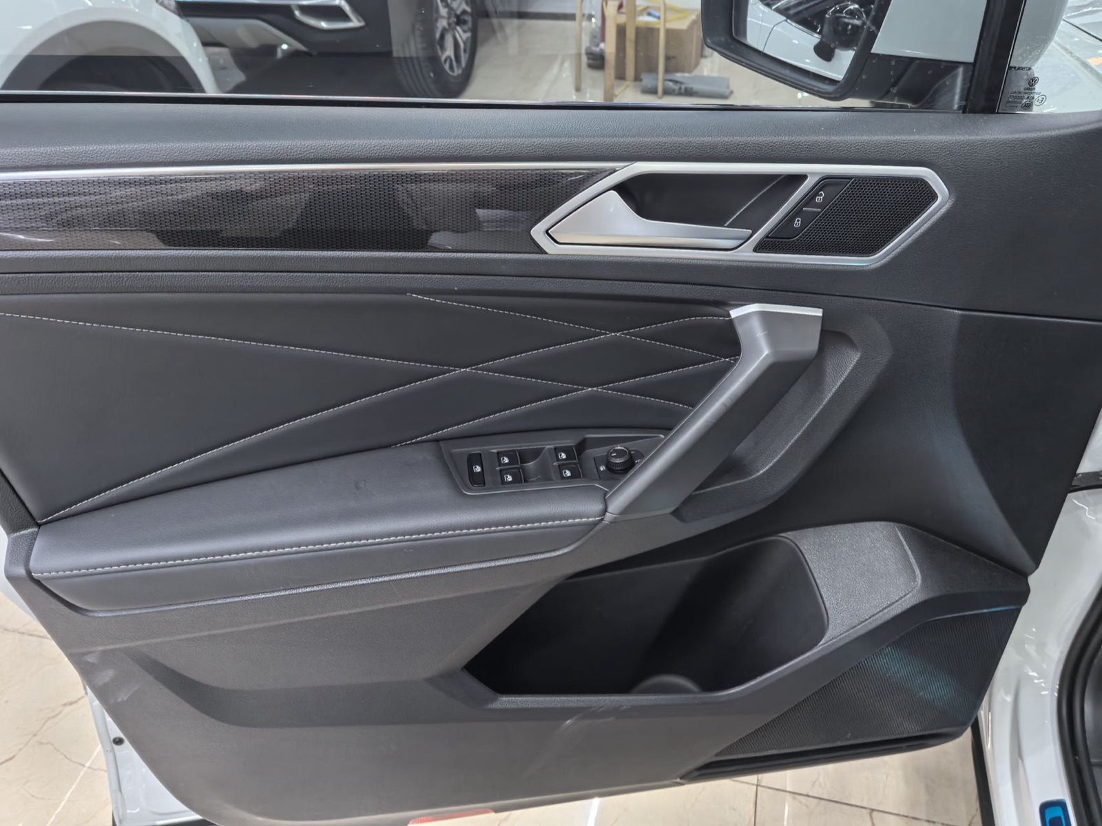 Volkswagen Tiguan L view 16