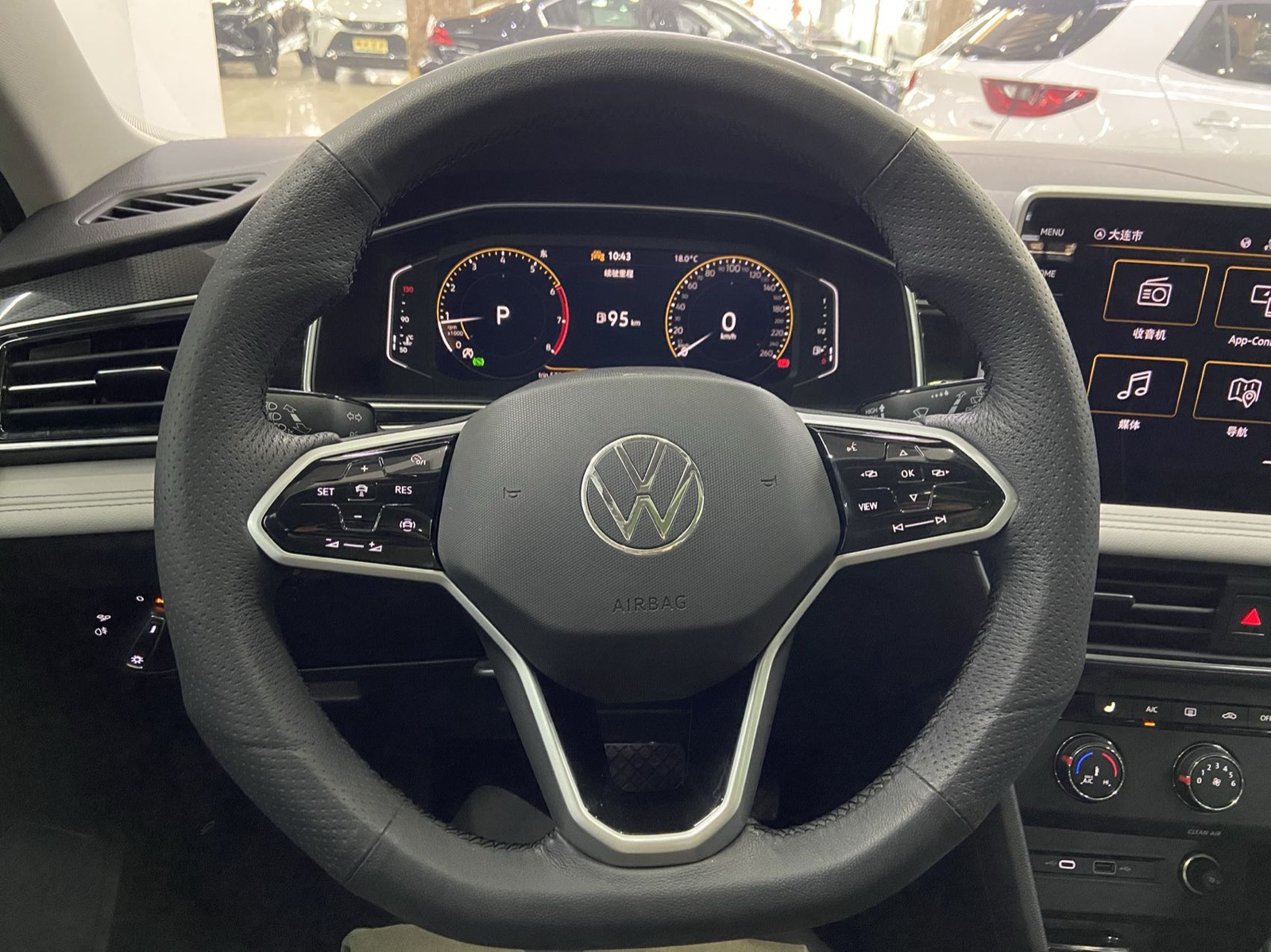 Volkswagen Tiguan L view 19