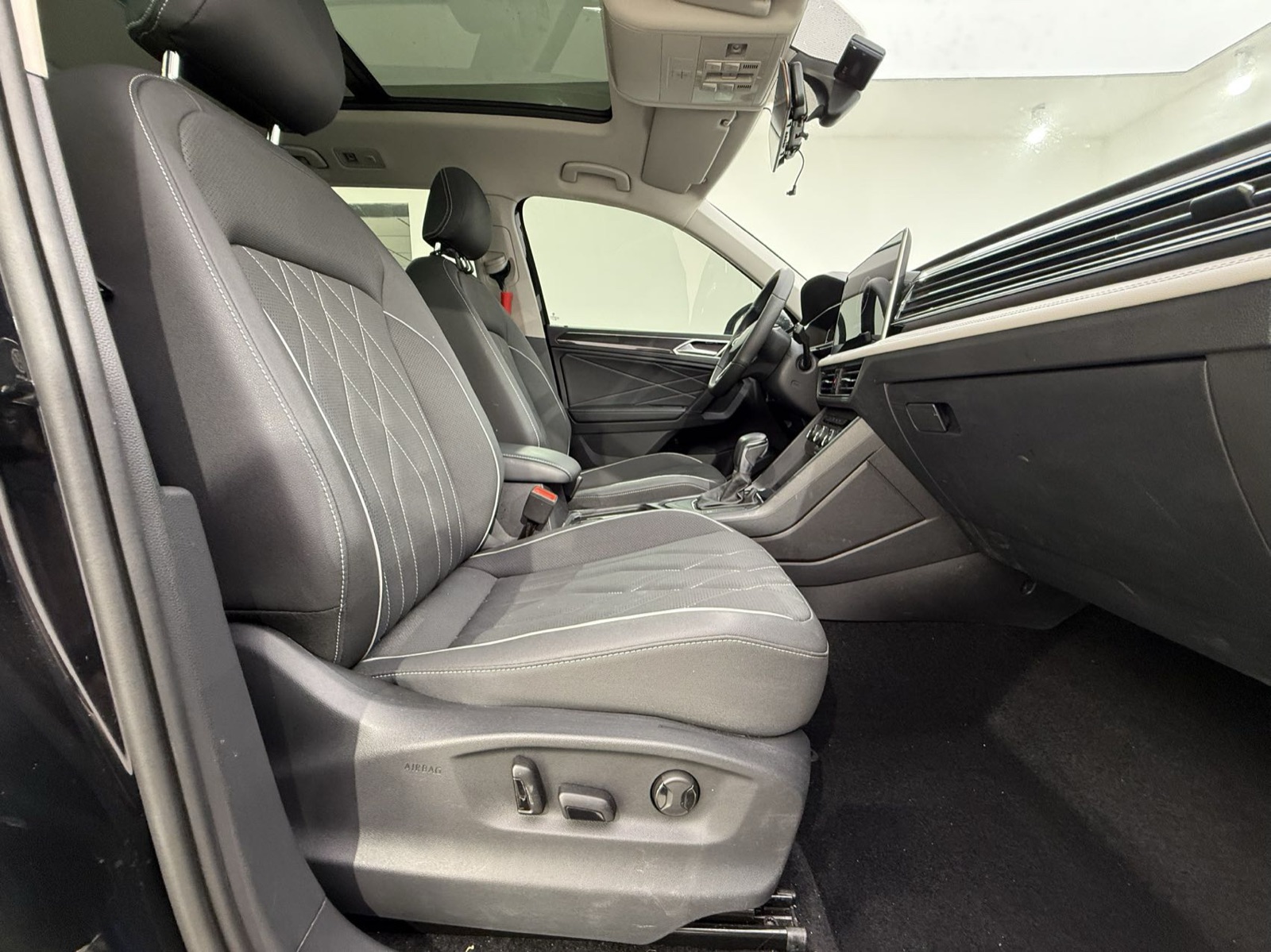 Volkswagen Tiguan L view 8