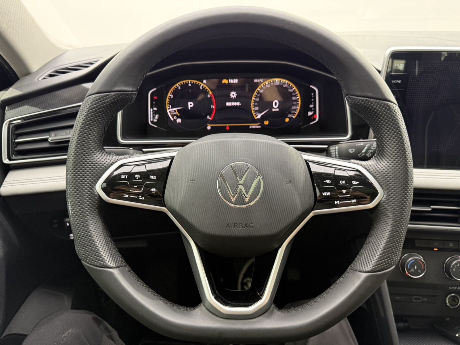 Volkswagen Tiguan L view 14