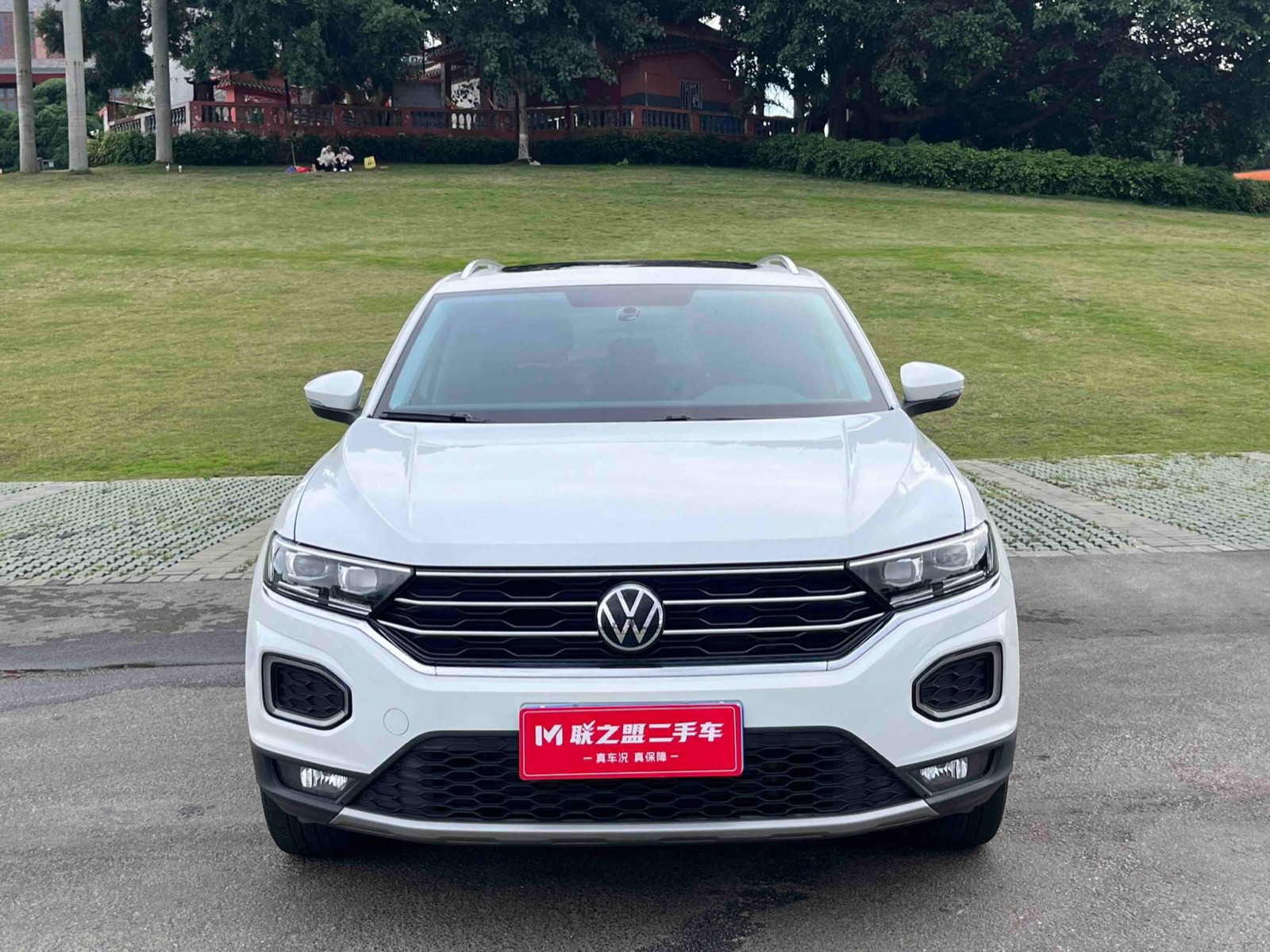 Volkswagen T-Roc view 2