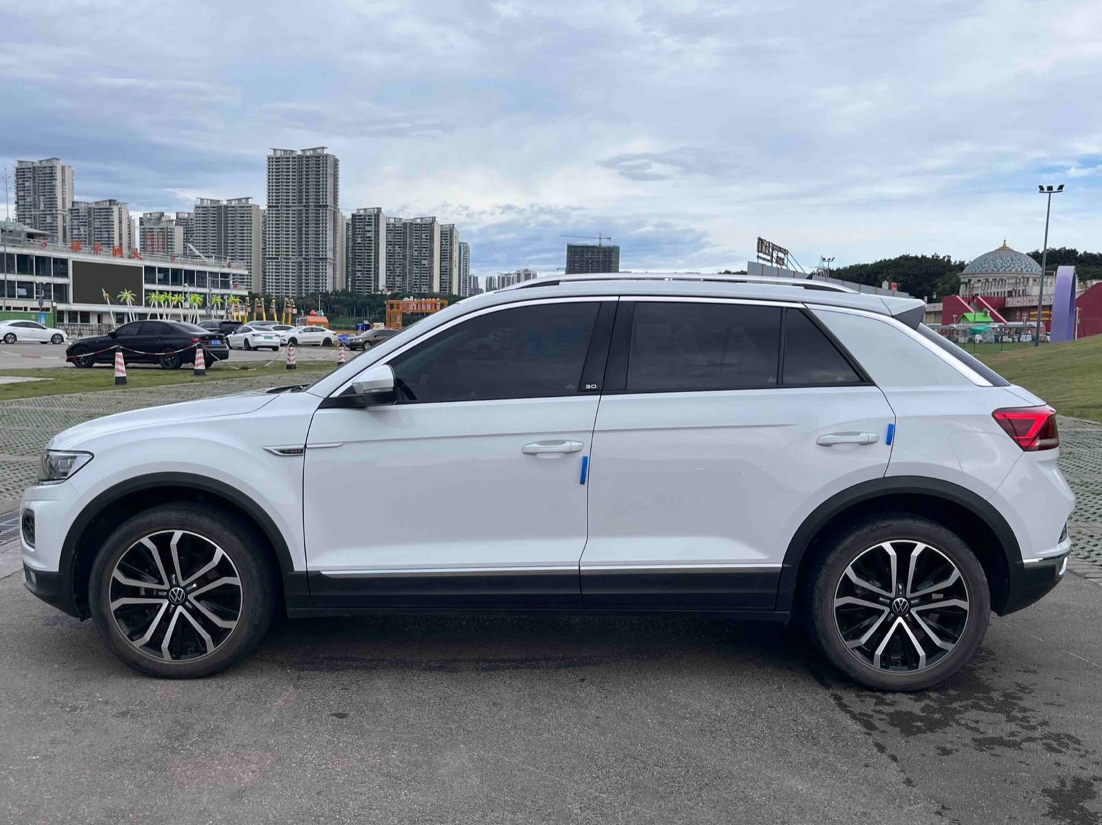 Volkswagen T-Roc view 3
