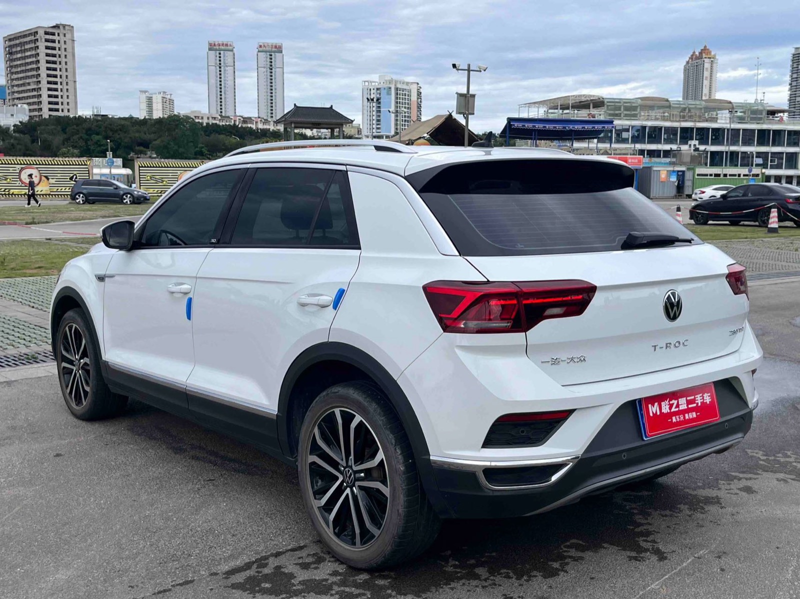 Volkswagen T-Roc view 4