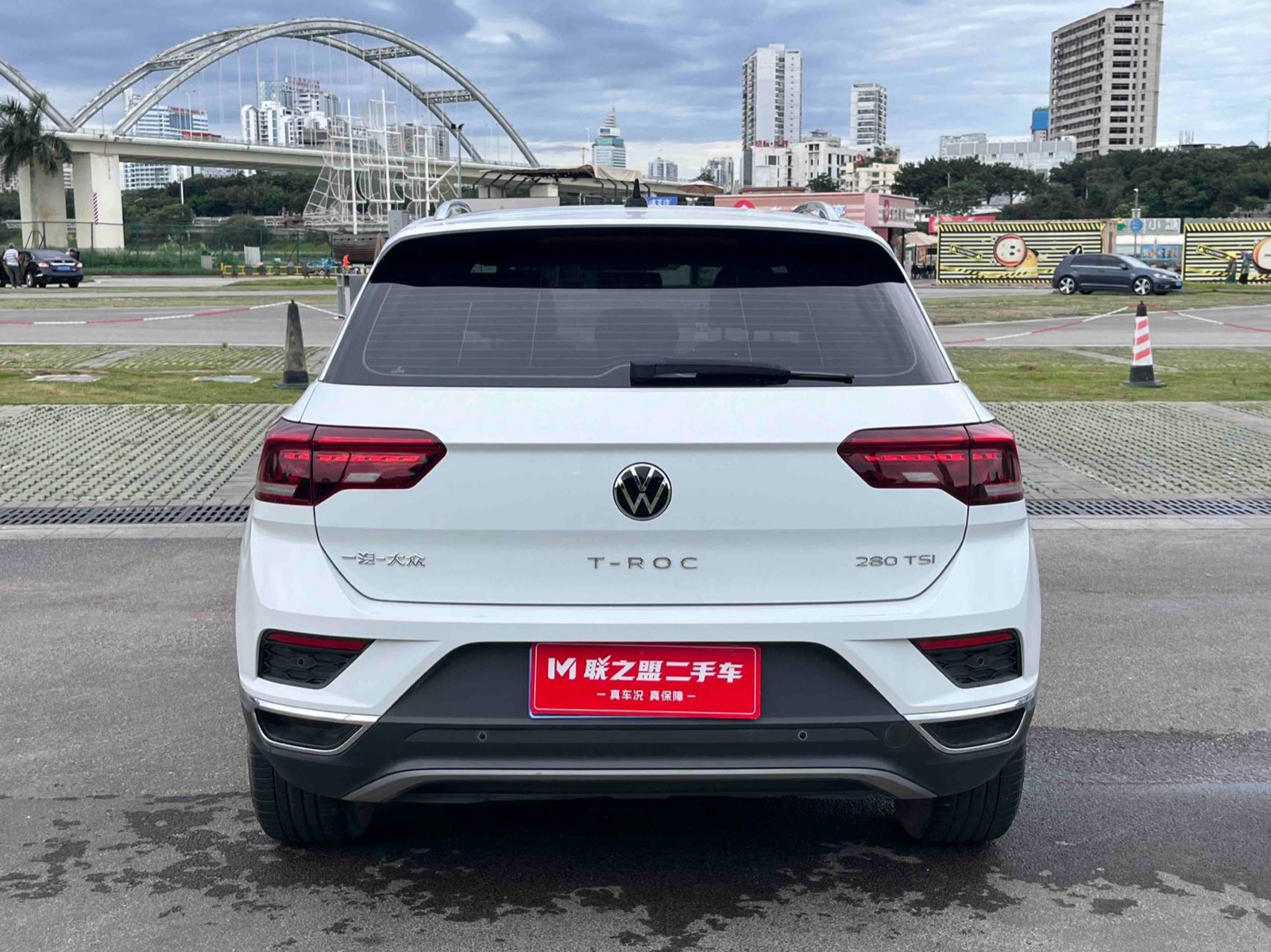 Volkswagen T-Roc view 5