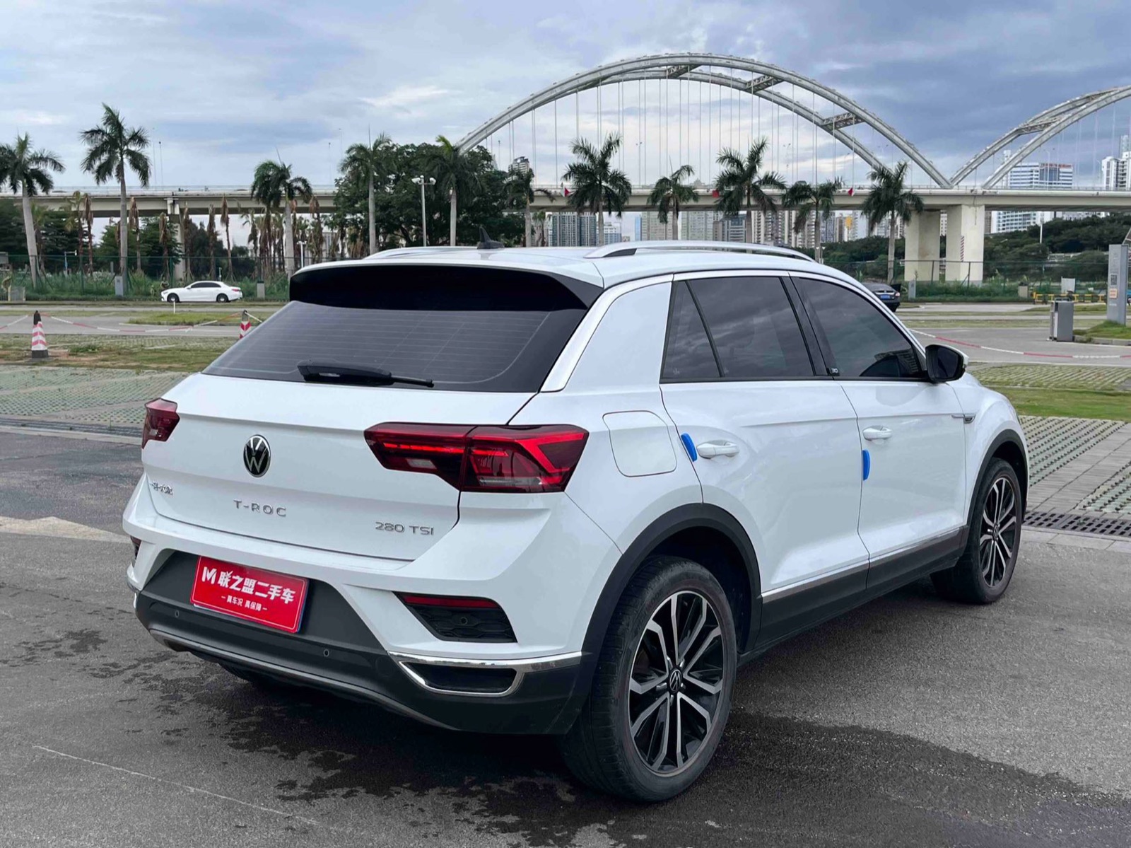 Volkswagen T-Roc view 6