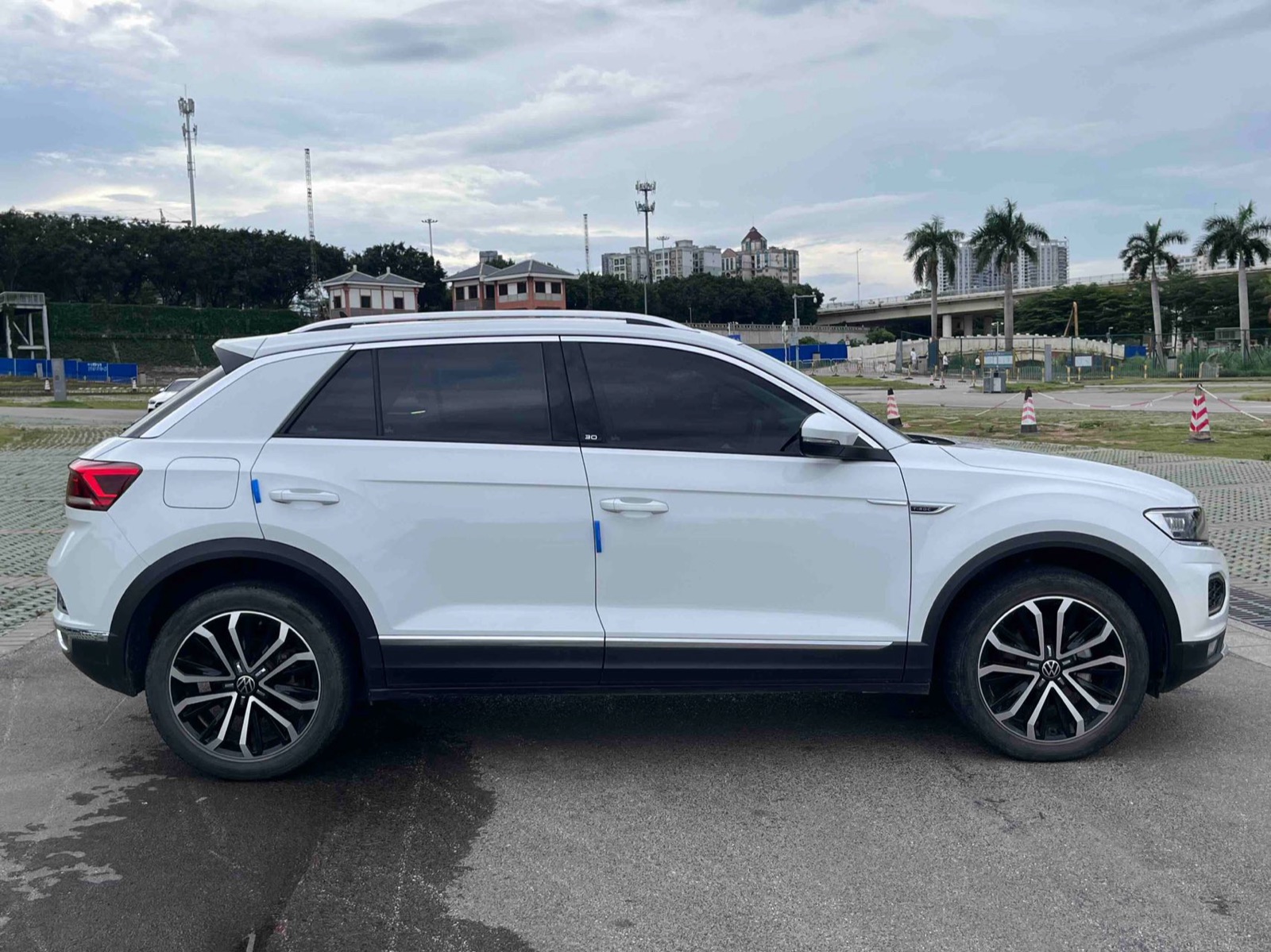 Volkswagen T-Roc view 7