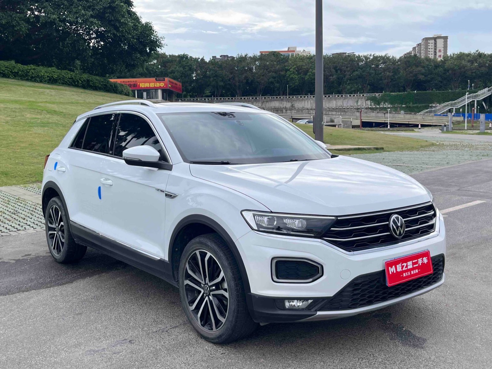 Volkswagen T-Roc view 8