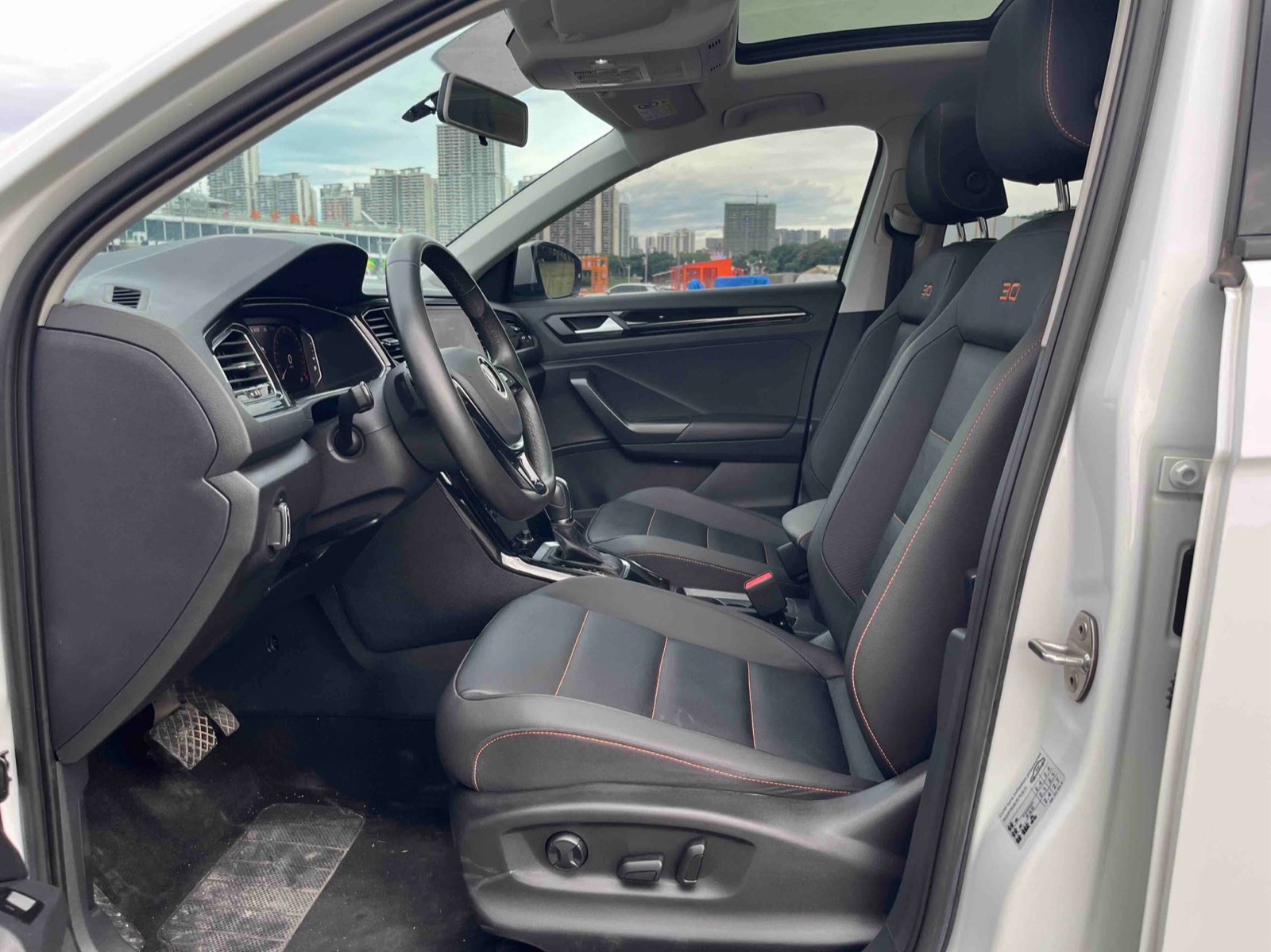 Volkswagen T-Roc view 9