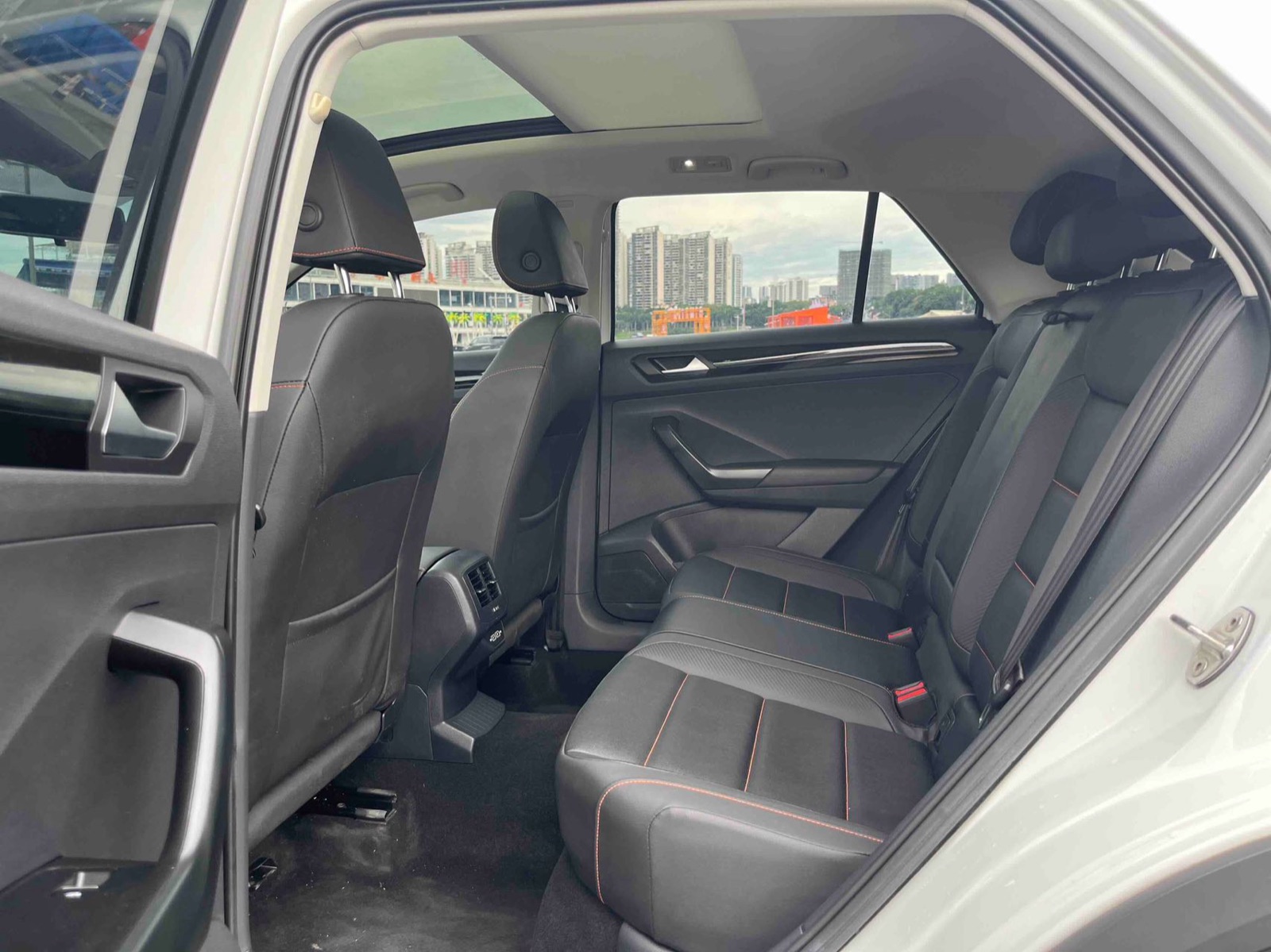 Volkswagen T-Roc view 10