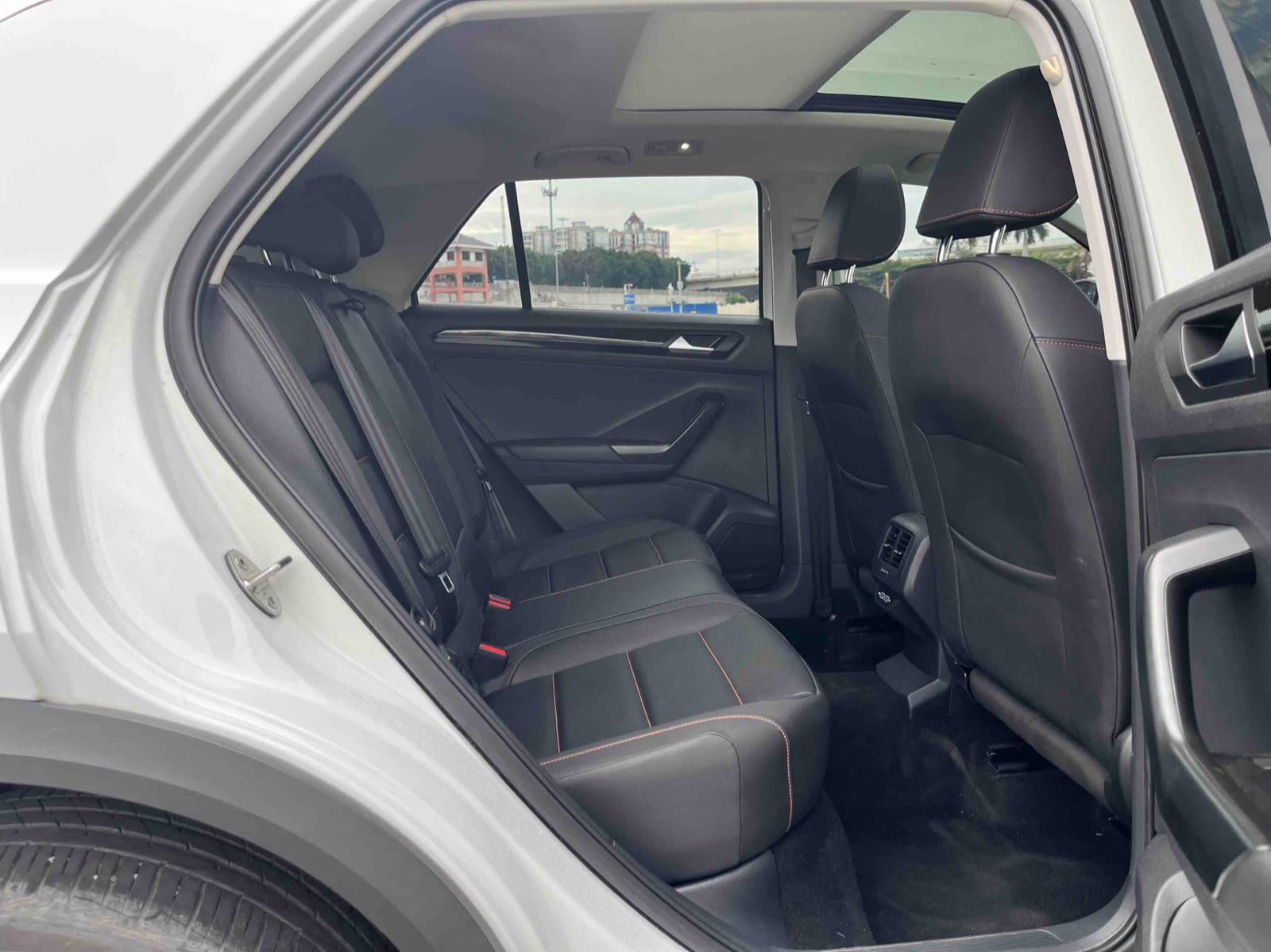 Volkswagen T-Roc view 13