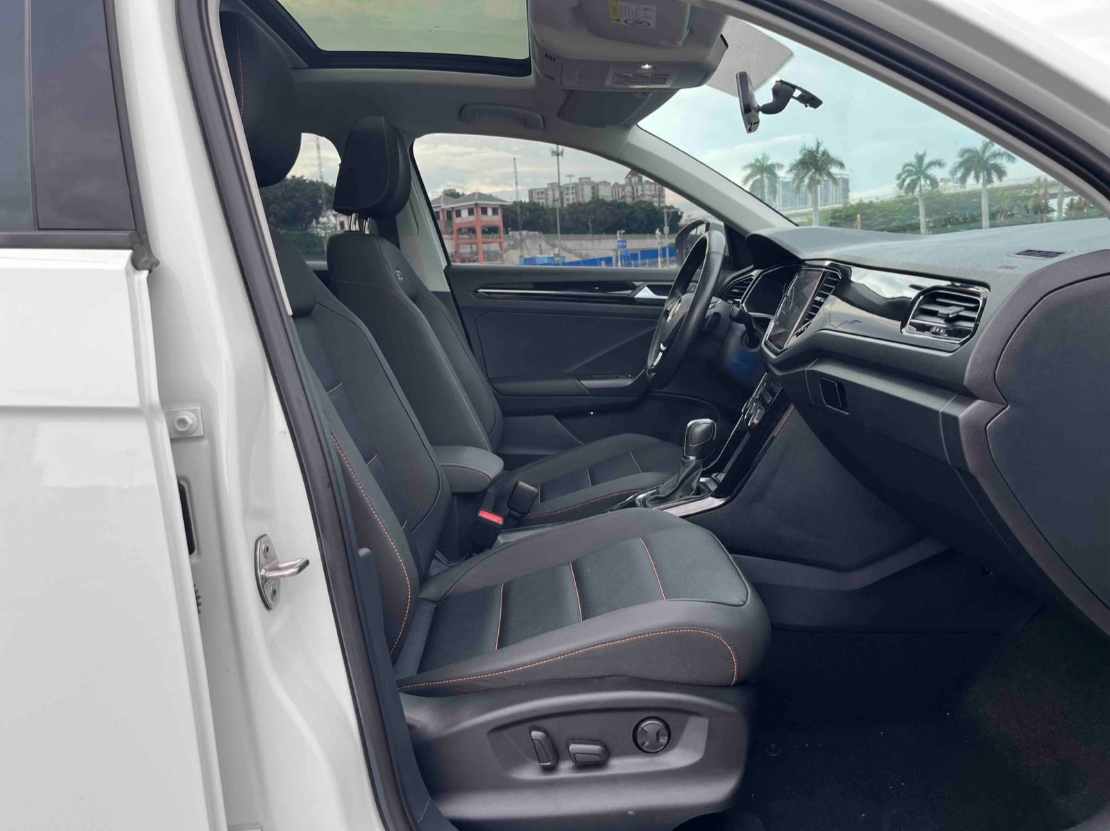 Volkswagen T-Roc view 14