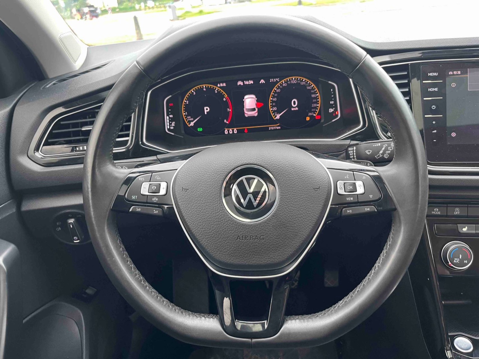 Volkswagen T-Roc view 16
