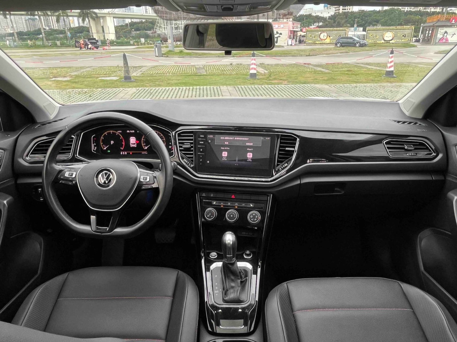 Volkswagen T-Roc view 21