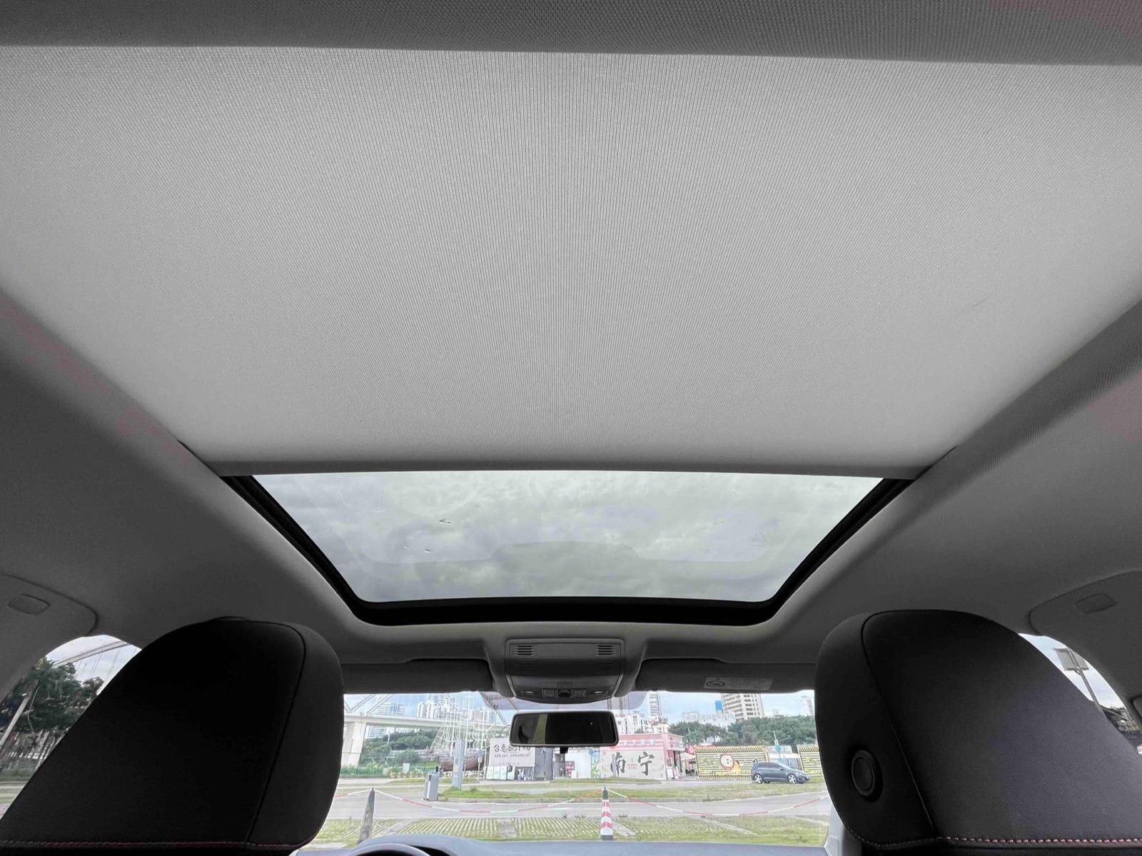 Volkswagen T-Roc view 22