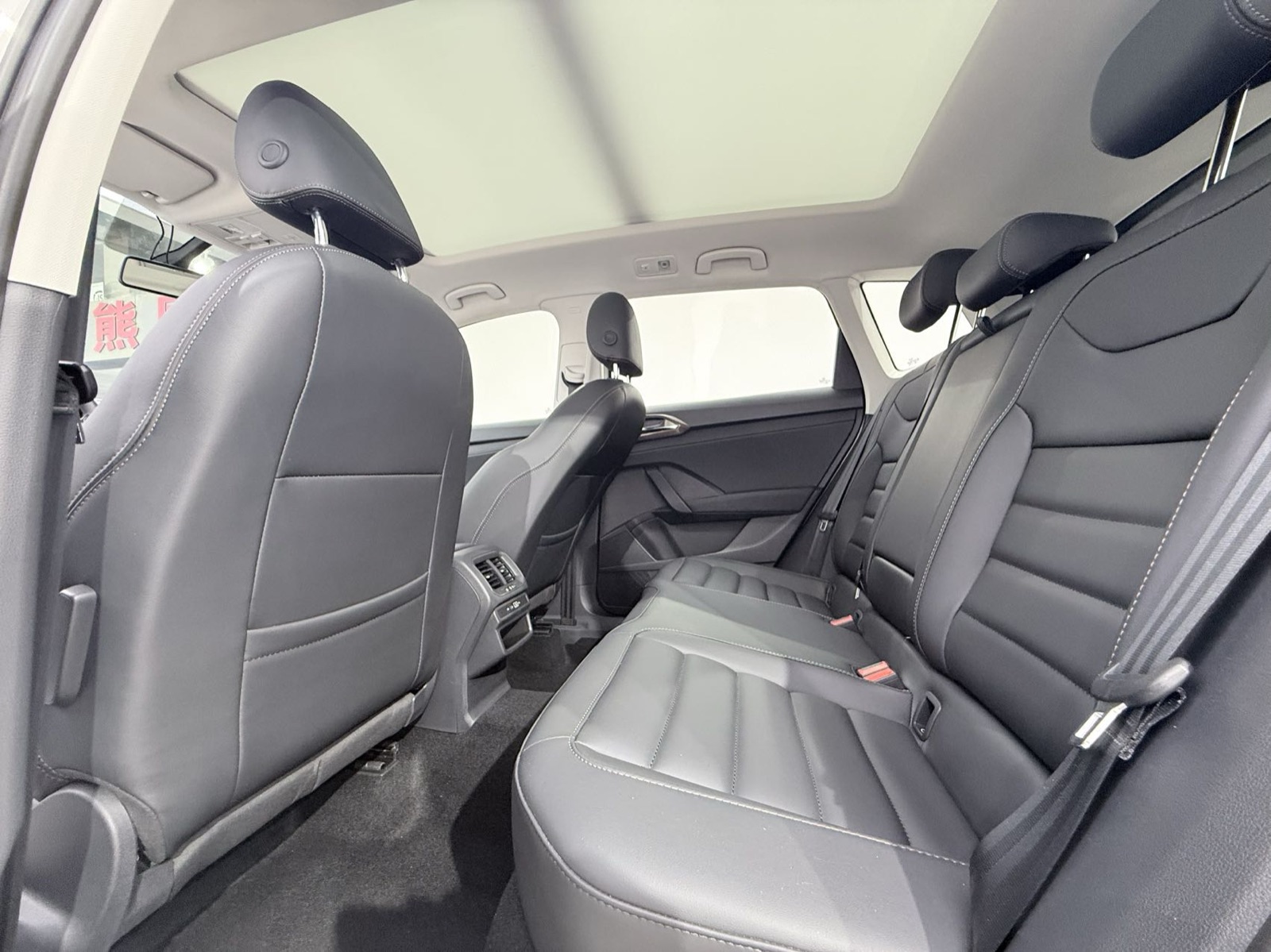 Volkswagen Tharu view 8