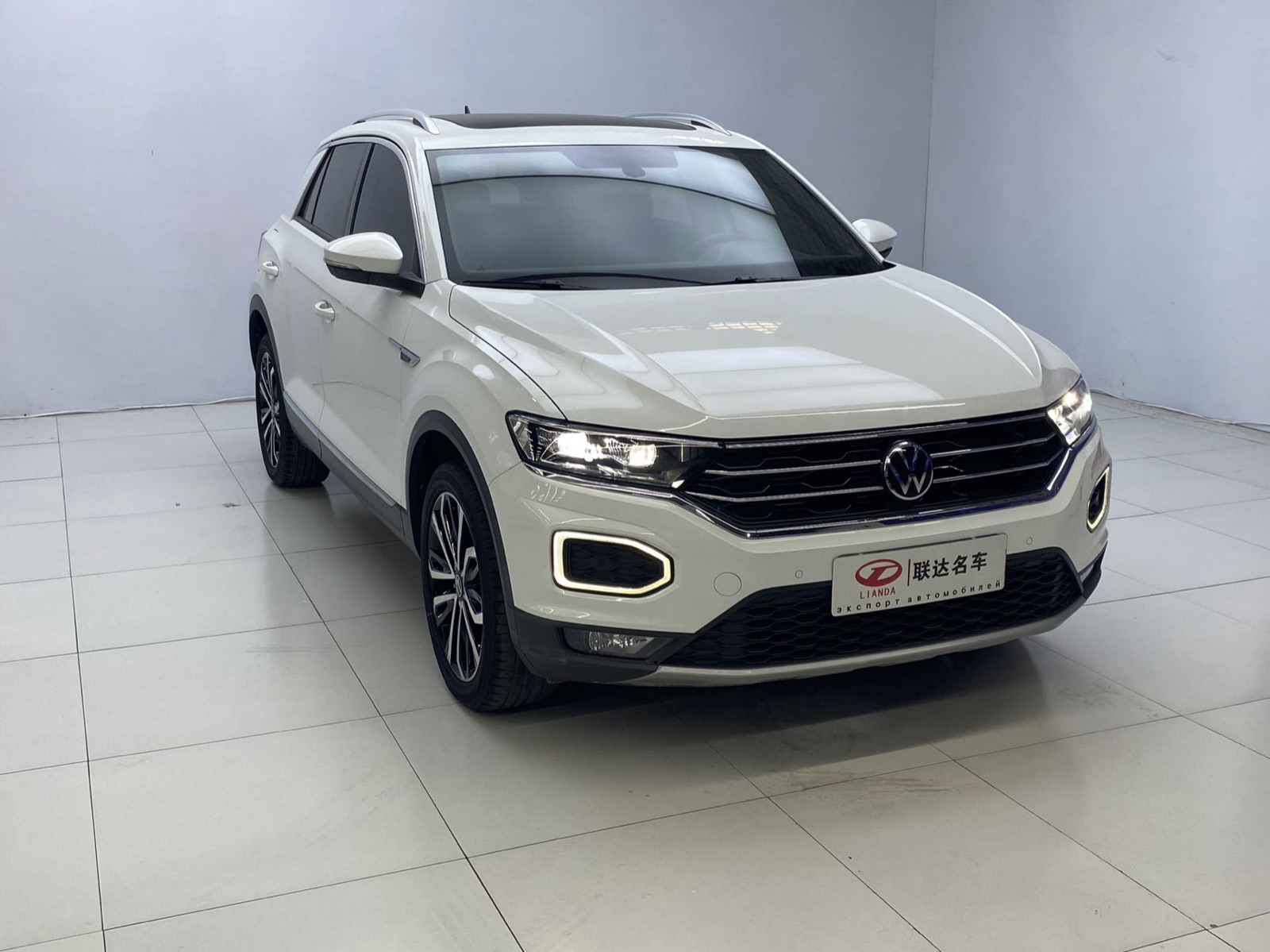 Volkswagen T-Roc view 4