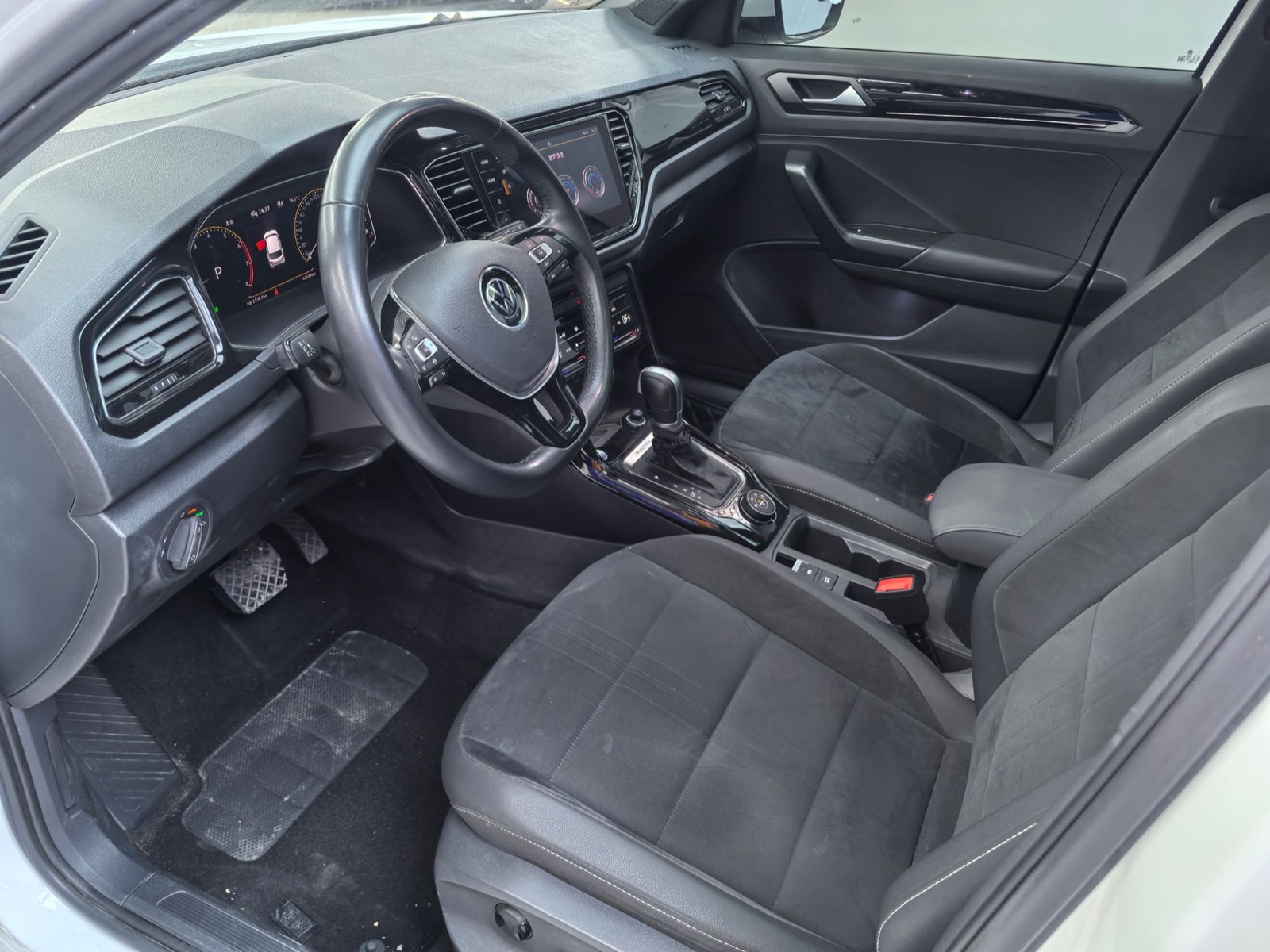 Volkswagen T-Roc view 5