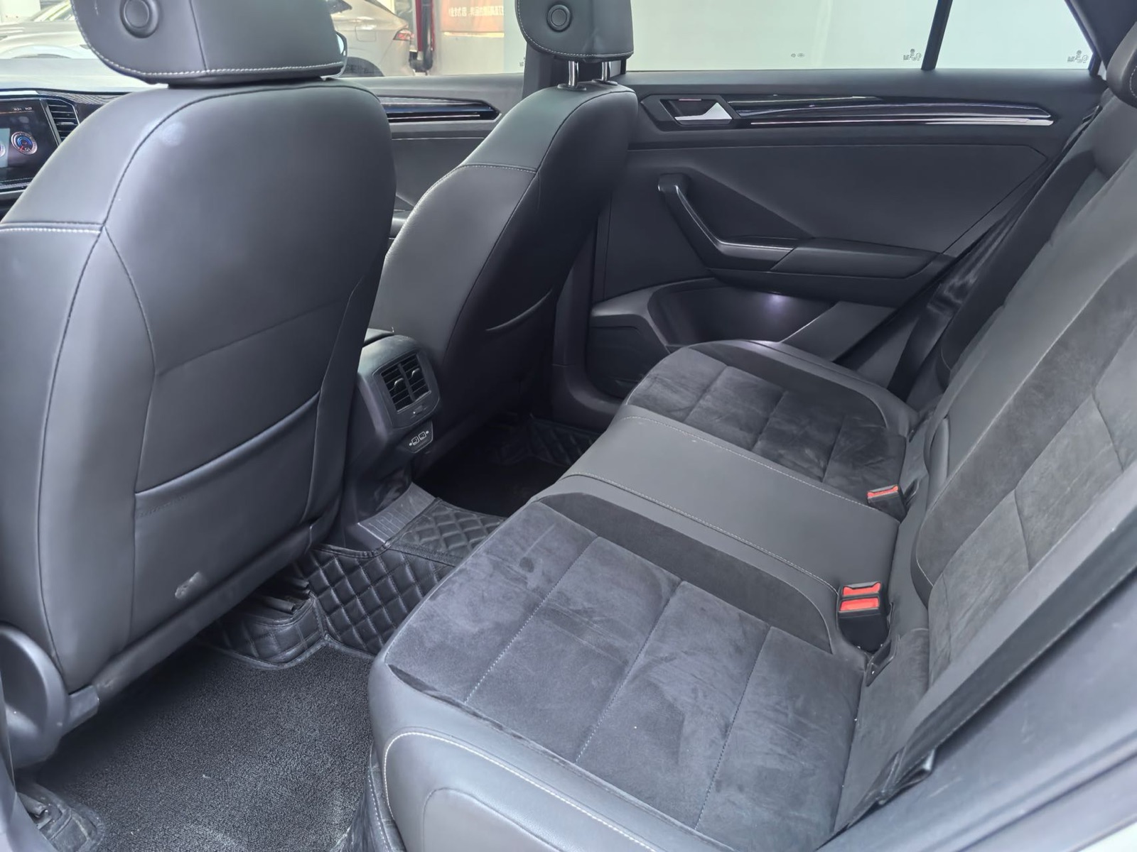 Volkswagen T-Roc view 6
