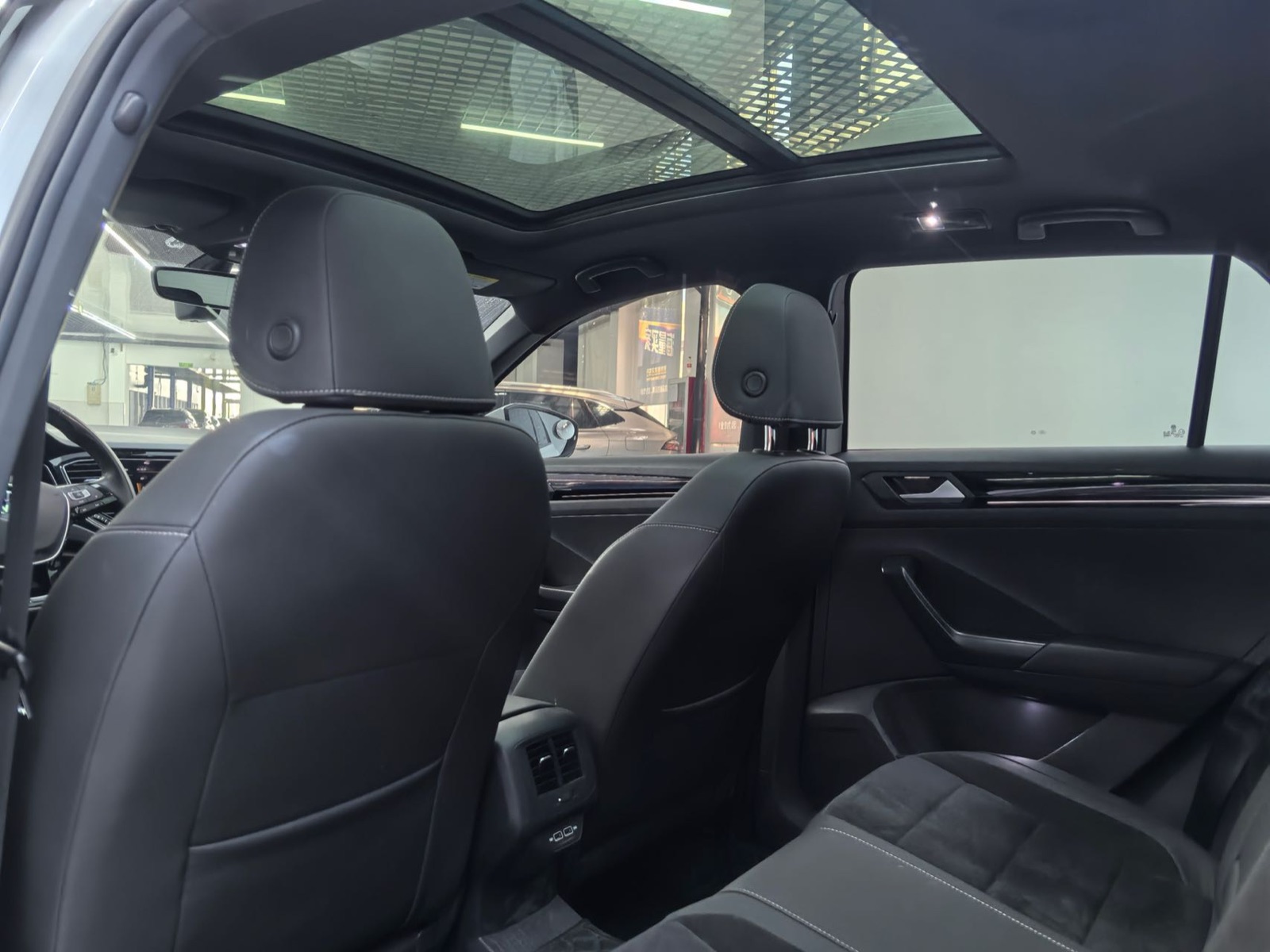 Volkswagen T-Roc view 7
