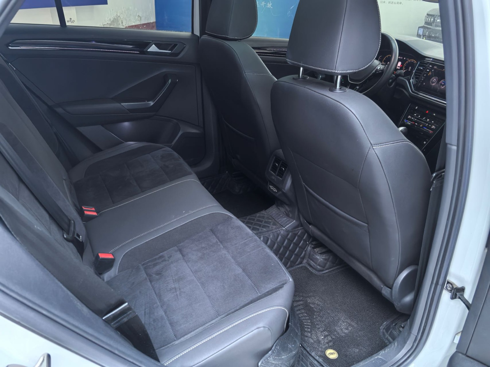 Volkswagen T-Roc view 8