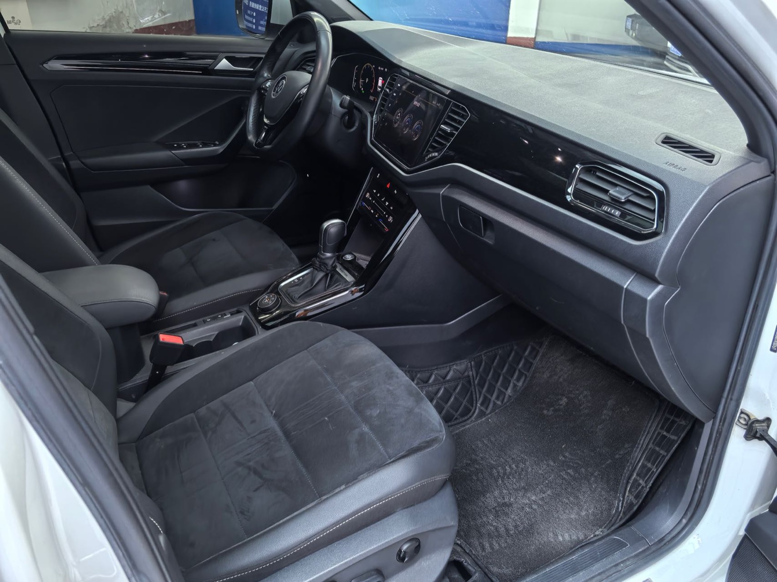 Volkswagen T-Roc view 9