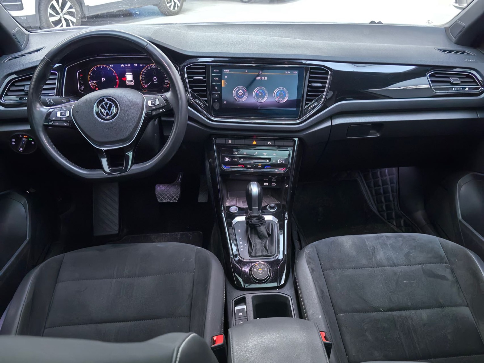 Volkswagen T-Roc view 10