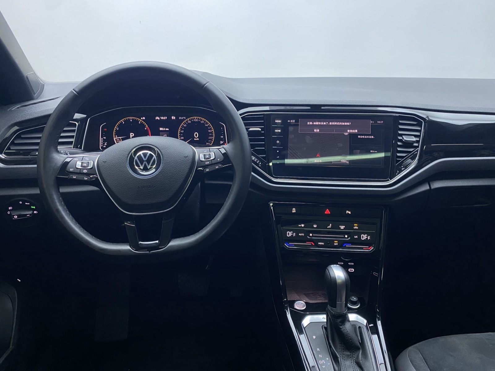 Volkswagen T-Roc view 11