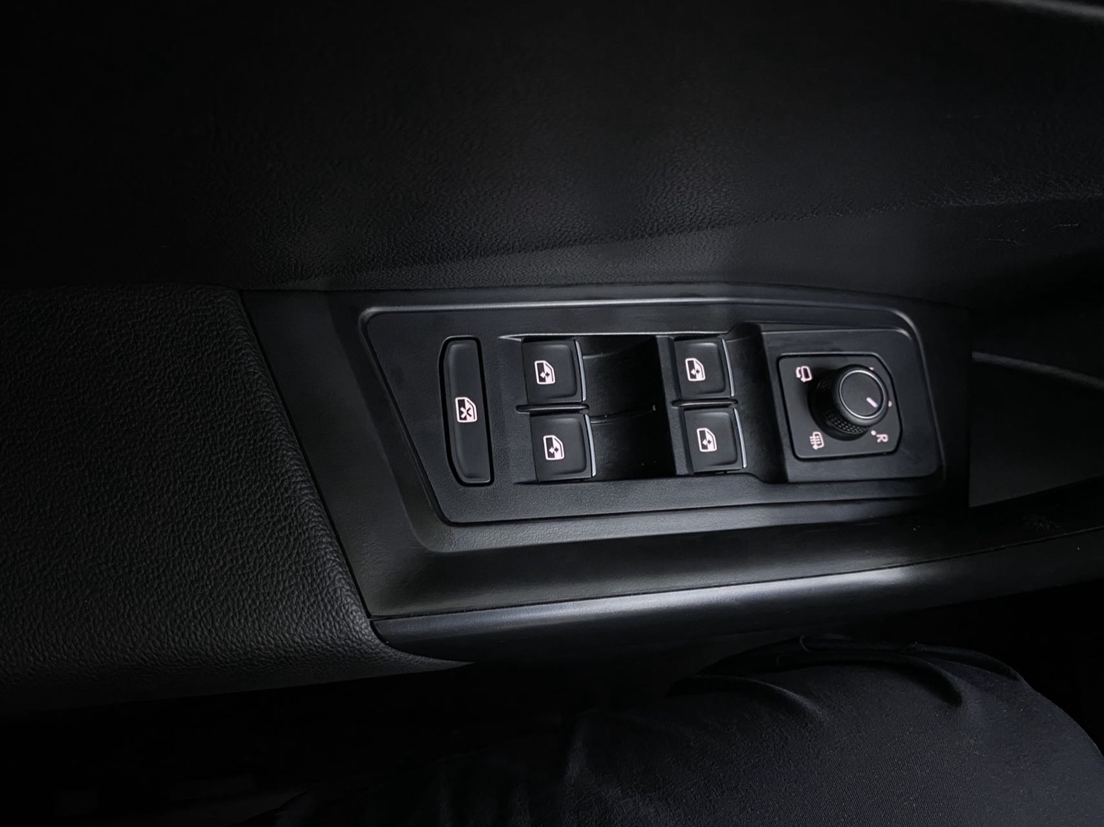 Volkswagen T-Roc view 13