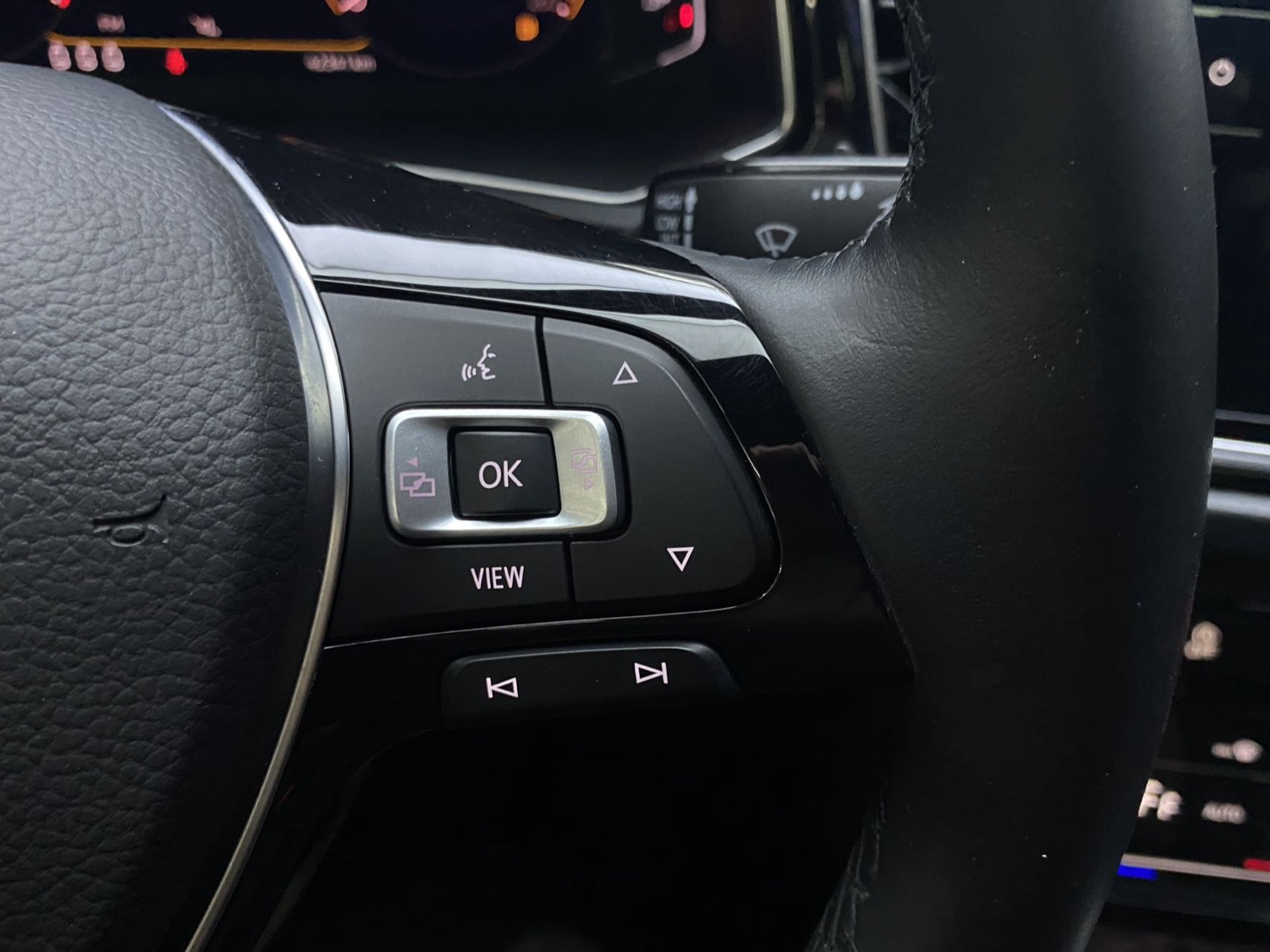 Volkswagen T-Roc view 14