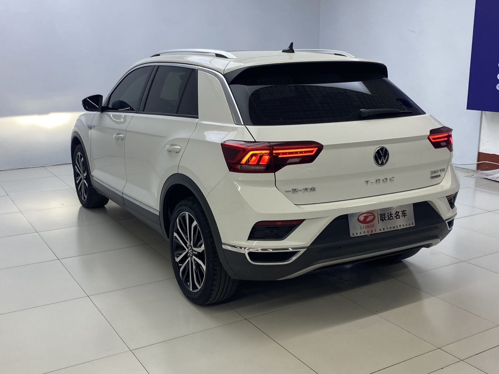 Volkswagen T-Roc view 22
