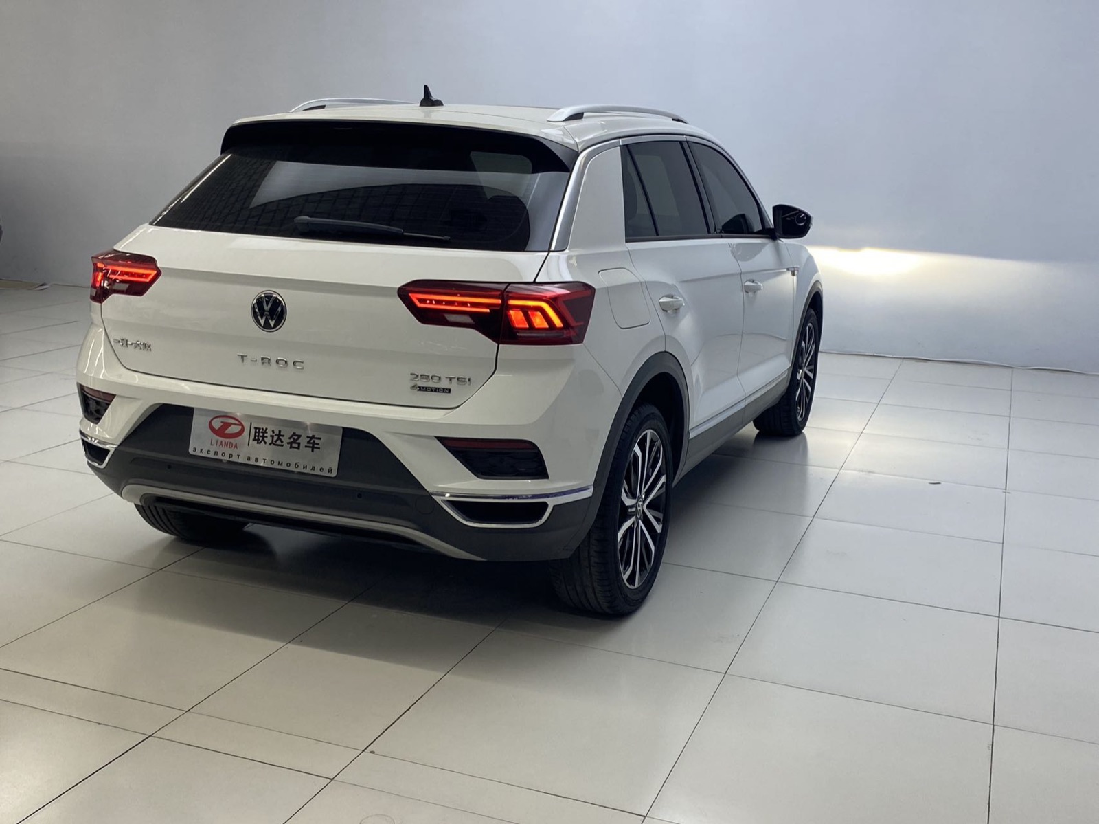 Volkswagen T-Roc view 23