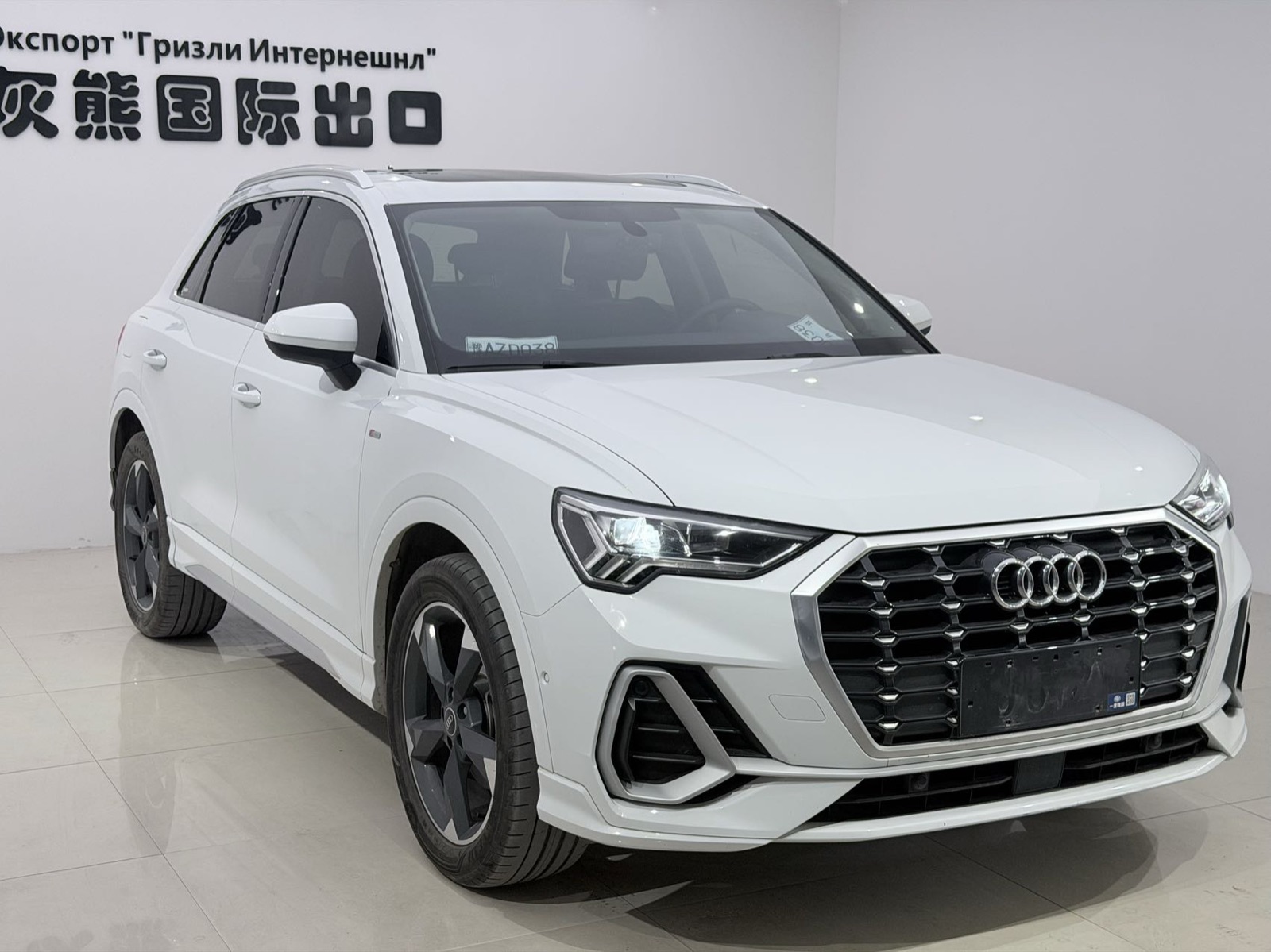 Audi Q3 view 3