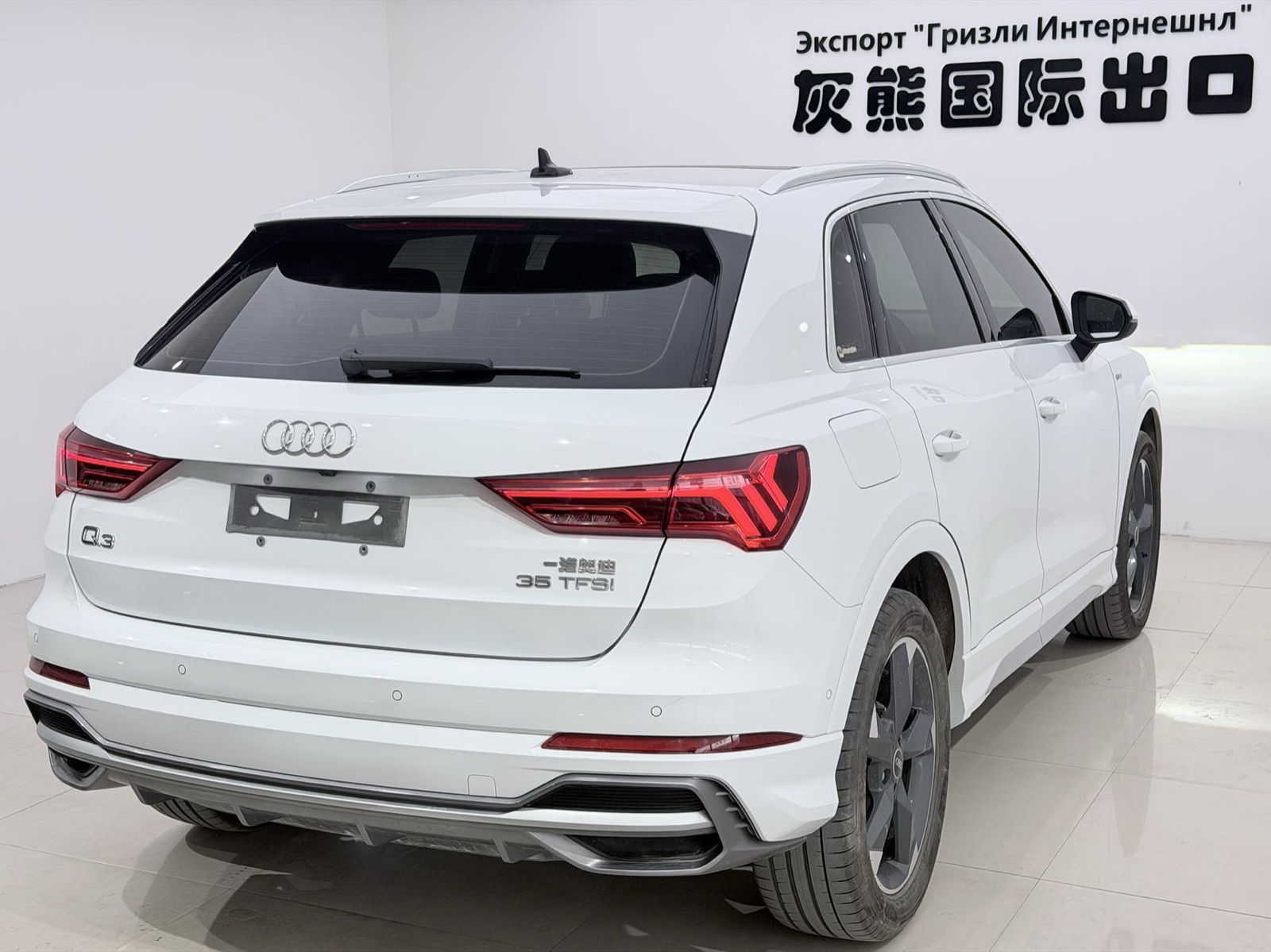 Audi Q3 view 4