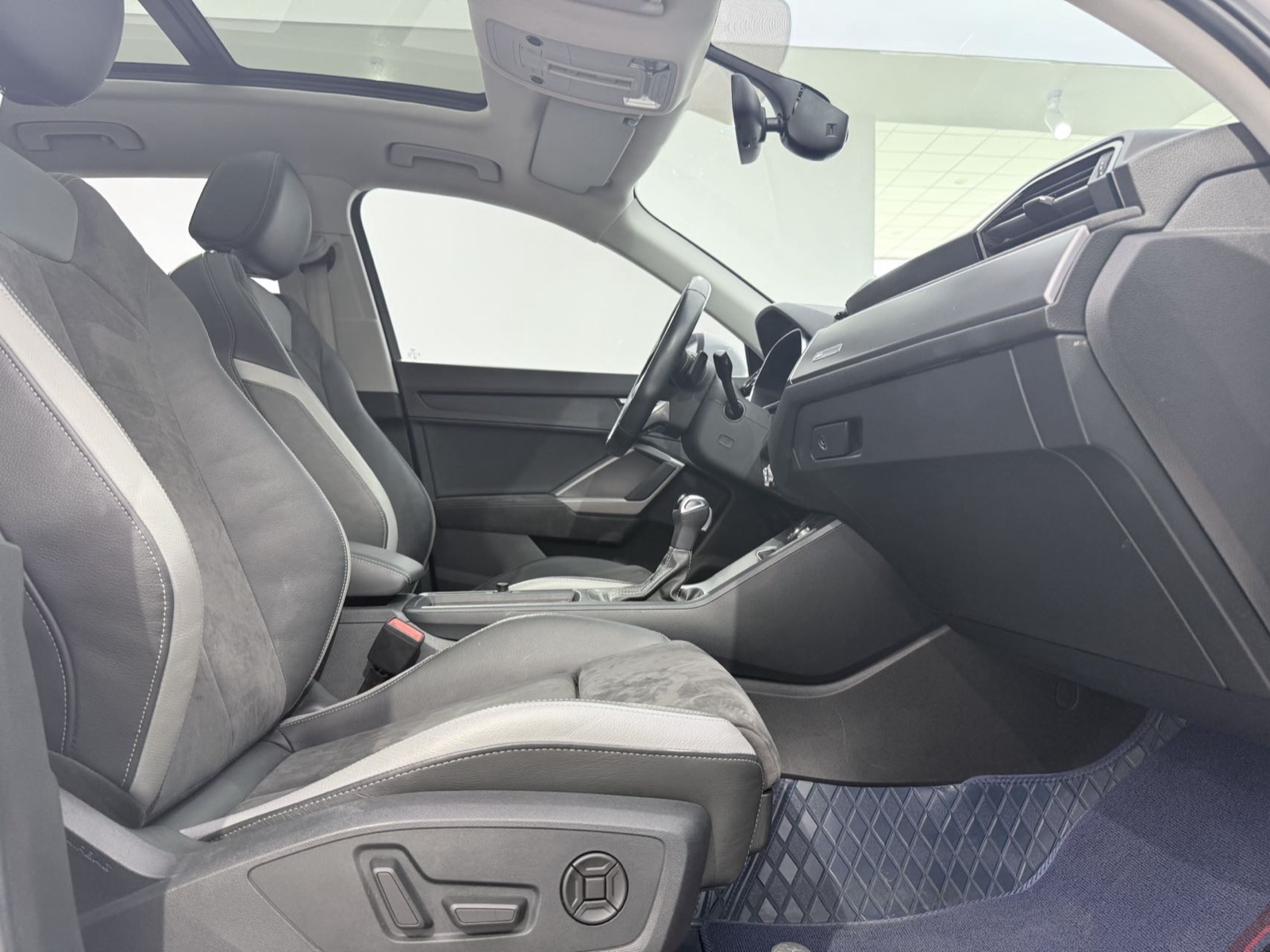 Audi Q3 view 12