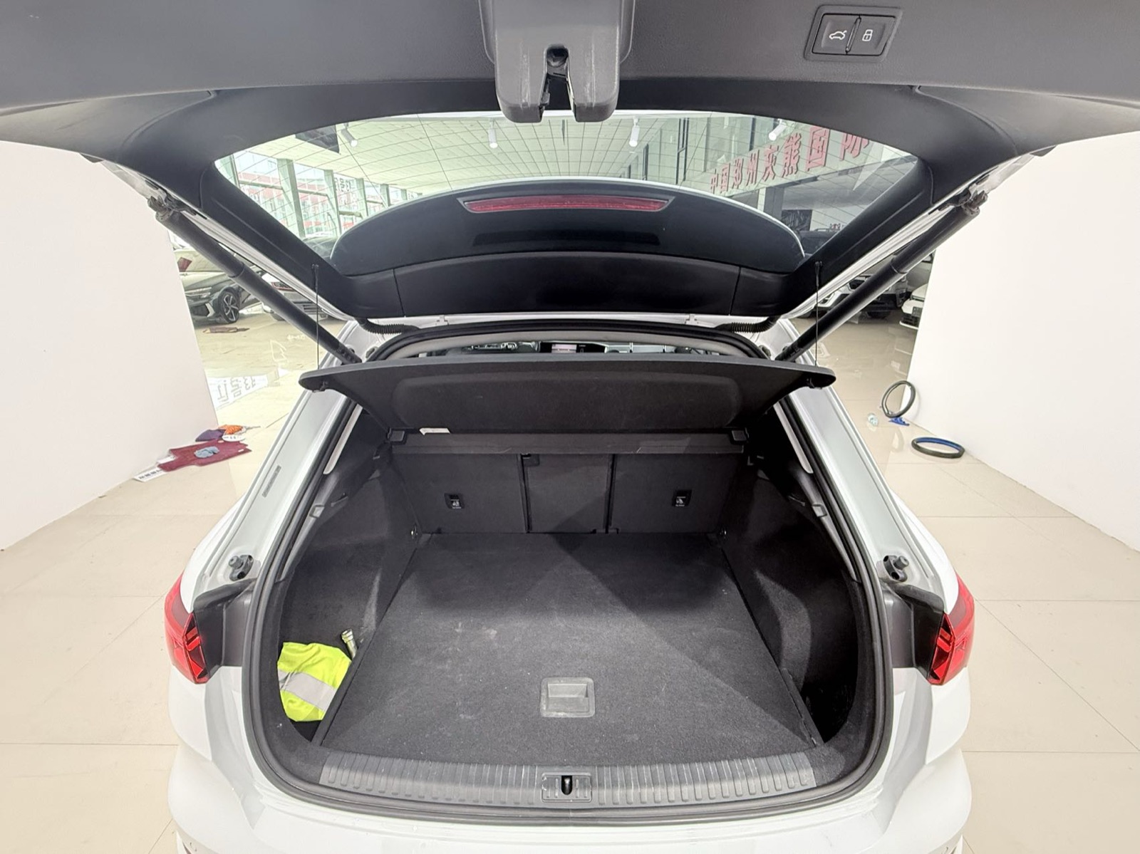 Audi Q3 view 14
