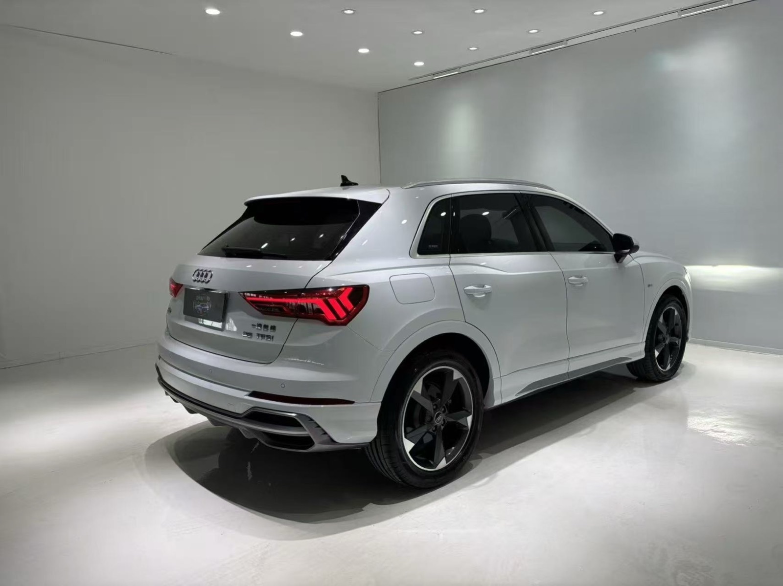 Audi Q3 view 3