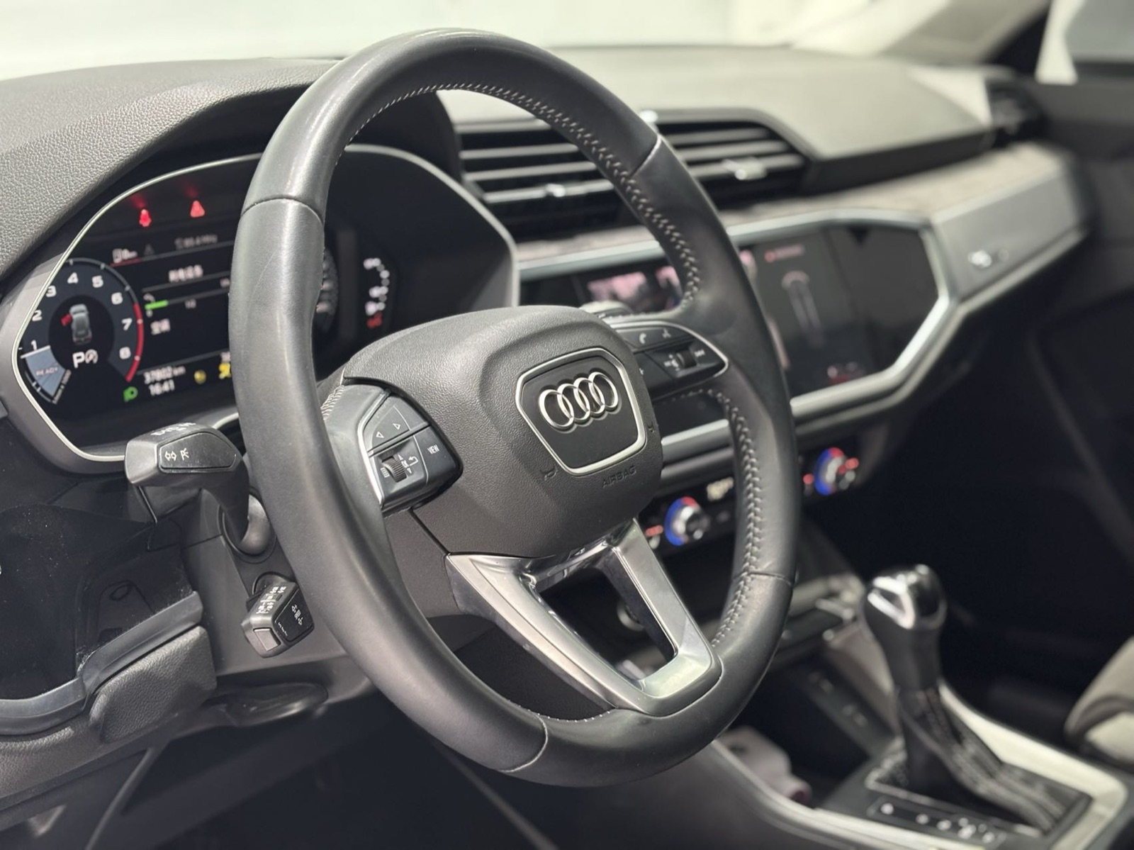 Audi Q3 view 6