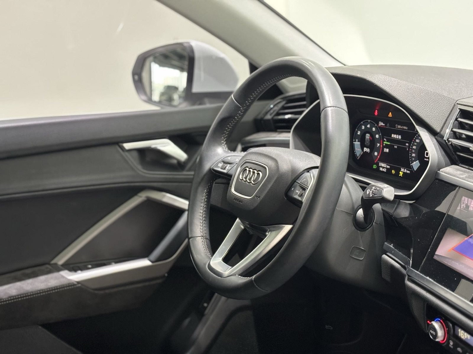Audi Q3 view 8