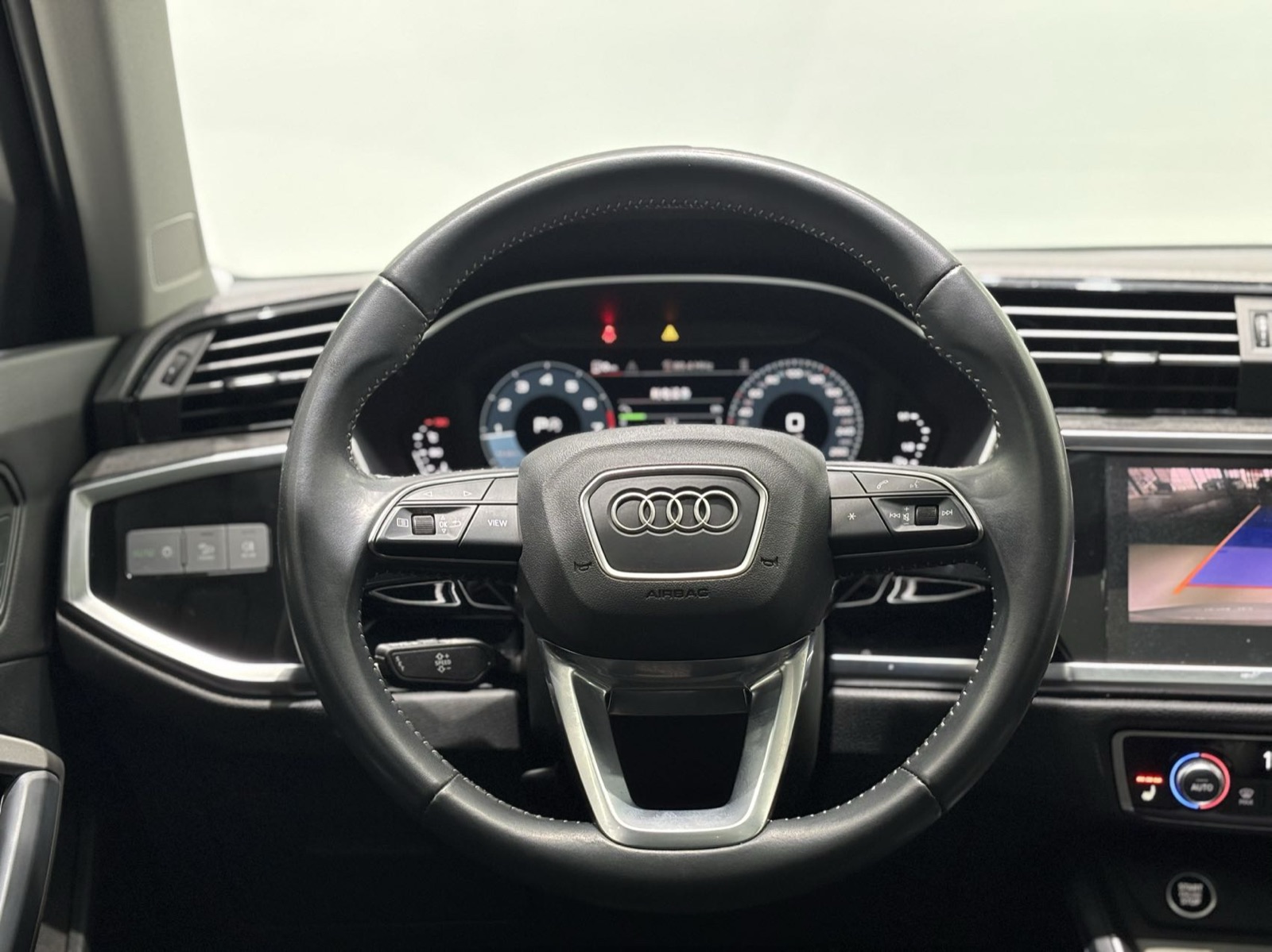 Audi Q3 view 9