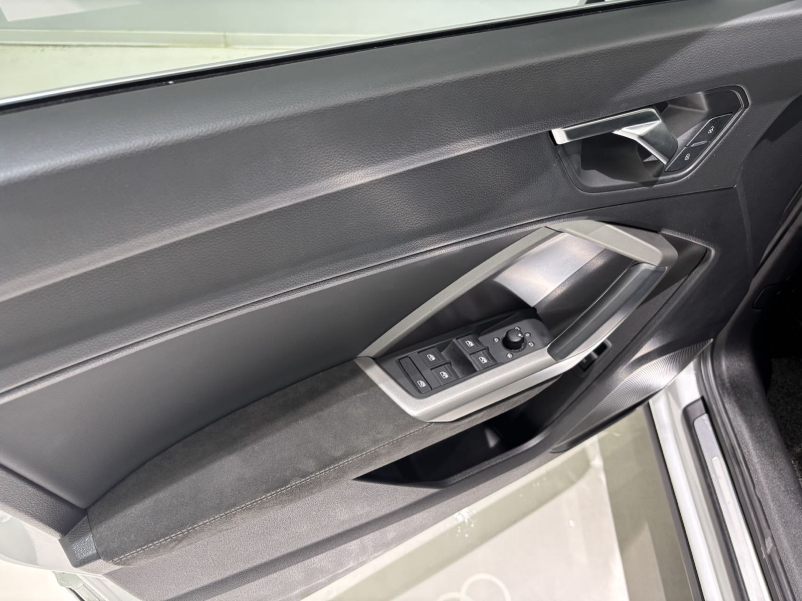 Audi Q3 view 14