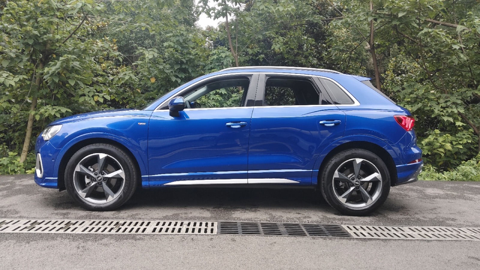 Audi Q3 view 5
